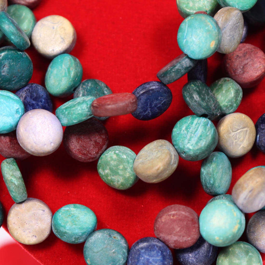 Voir photo 2 de Collier multirang en perles d'os teint Collier multirang en perles d'os teint Bon état - Vue 2 -
