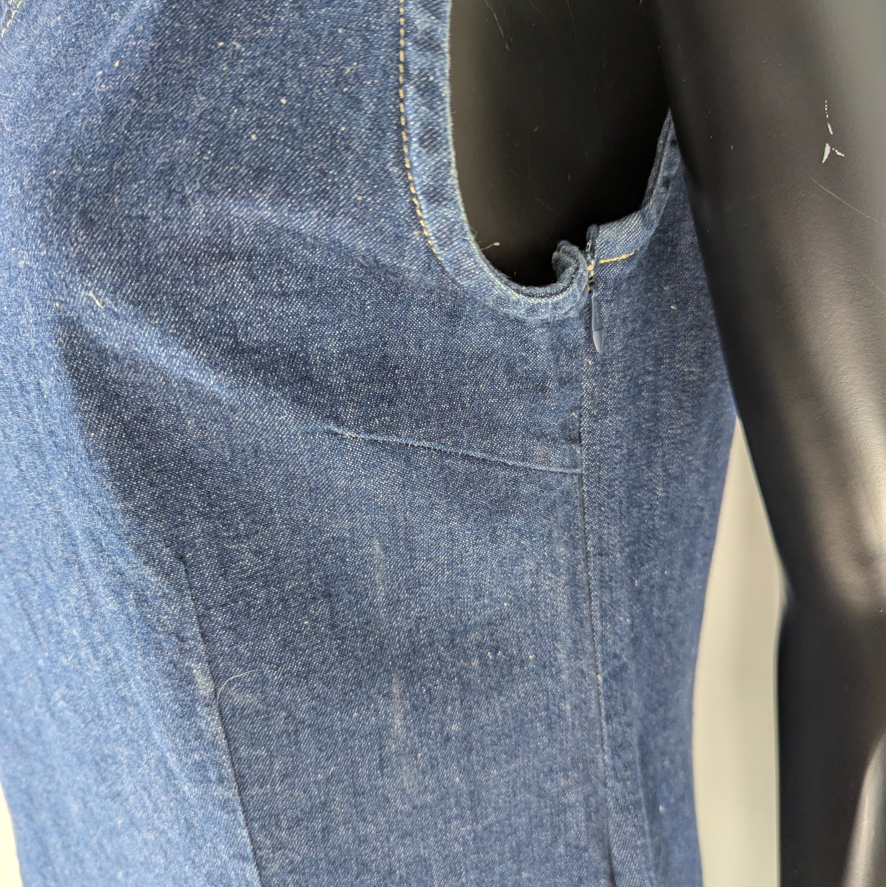 Robe en jean brut T.44 sans manche fermeture éclair sur coté coupe cintrée - Photo 4
