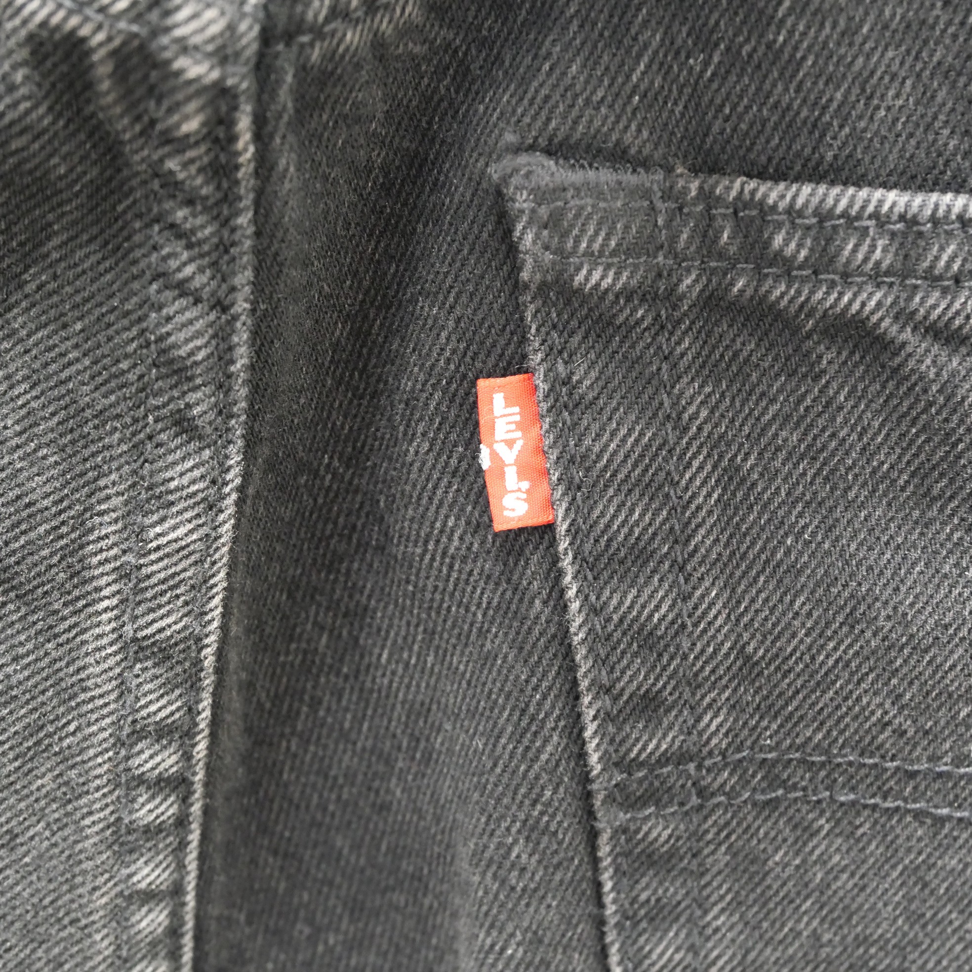 Voir photo 6 de Pantalon Jean homme 555™ Relaxed Straight, Noir"Welcome To The Rodeo" - -Taille 42 (W32/L30) Pantalon Jean homme 555™ Relaxed Straight, Noir"Welcome To The Rodeo" - -Taille 42 (W32/L30) Très bon état - Vue 6 -
