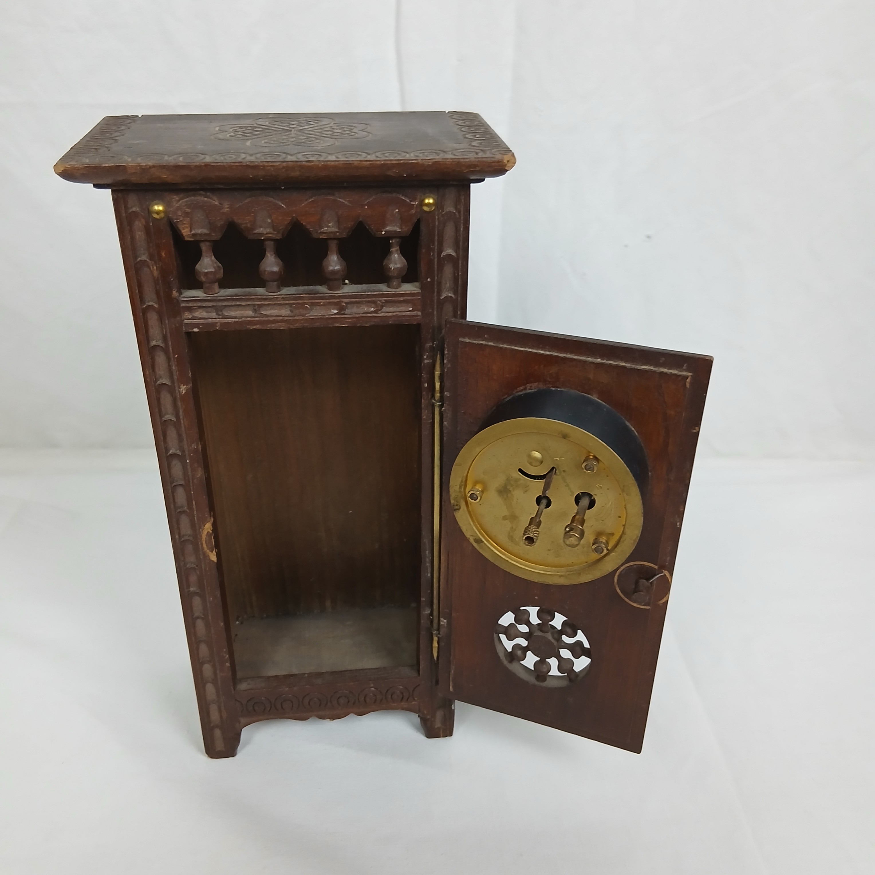 Voir photo 7 de ARMOIRE POUR POUPÉE BRETONNE AVEC HORLOGE MÉCANIQUE VINTAGE ARMOIRE POUR POUPÉE BRETONNE AVEC HORLOGE MÉCANIQUE VINTAGE État correct - Vue 7 -