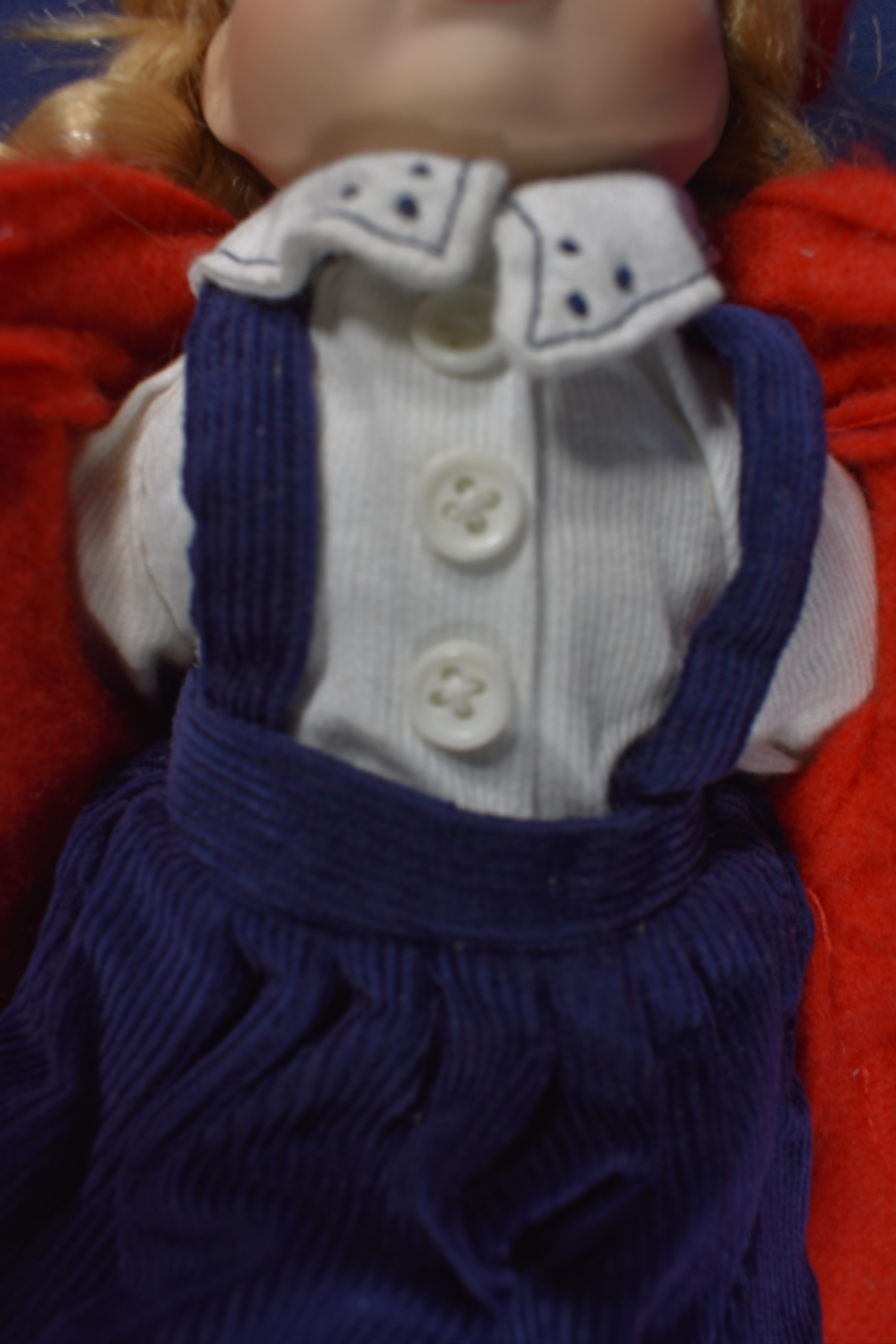 Poupée de collection, porcelaine, complète de son béret, du sac à dos, des nouettes, très bon état hauteur 29 cm. Bon état - Vue 2 - 