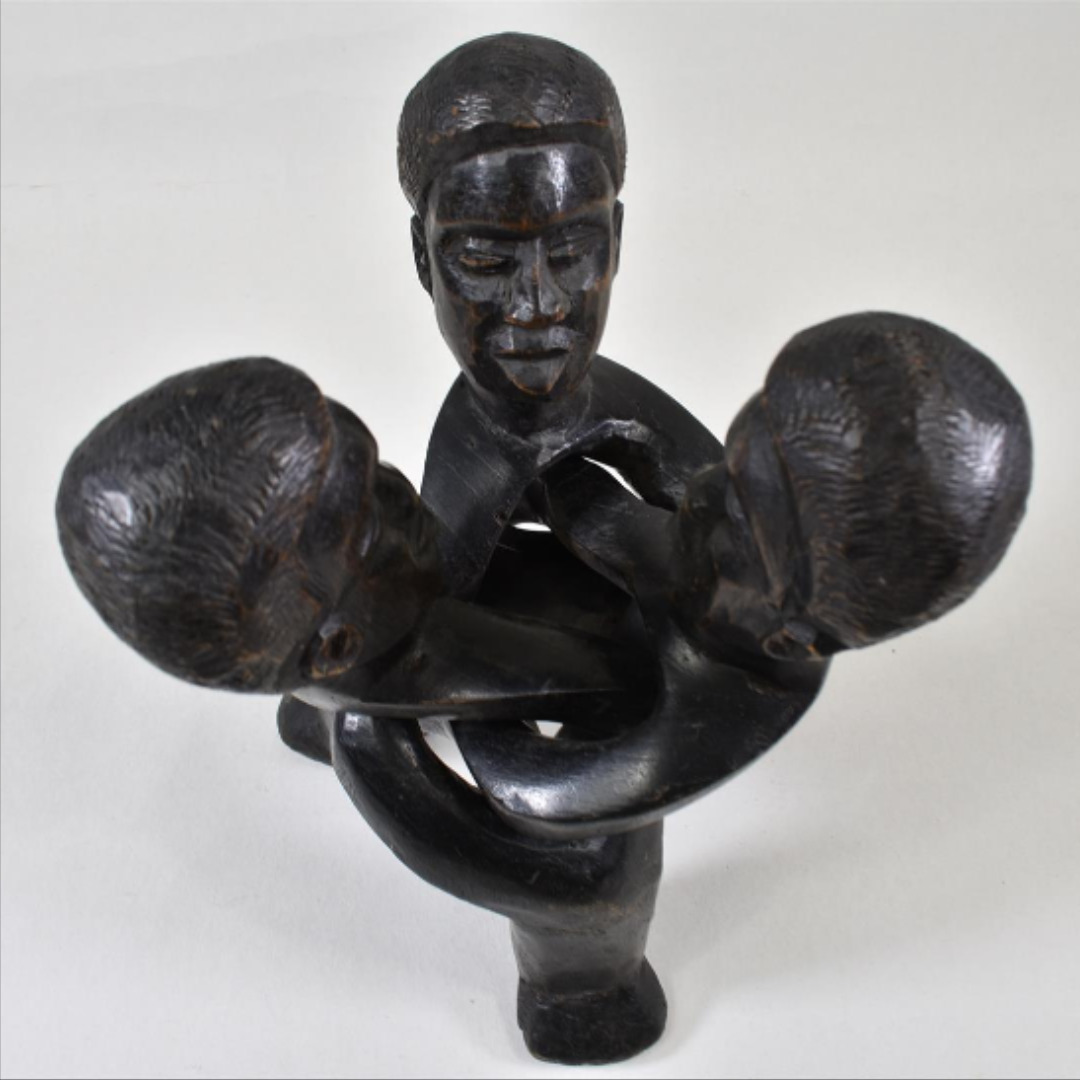 3 hommes entrelacés : statue ethnique - Photo 1