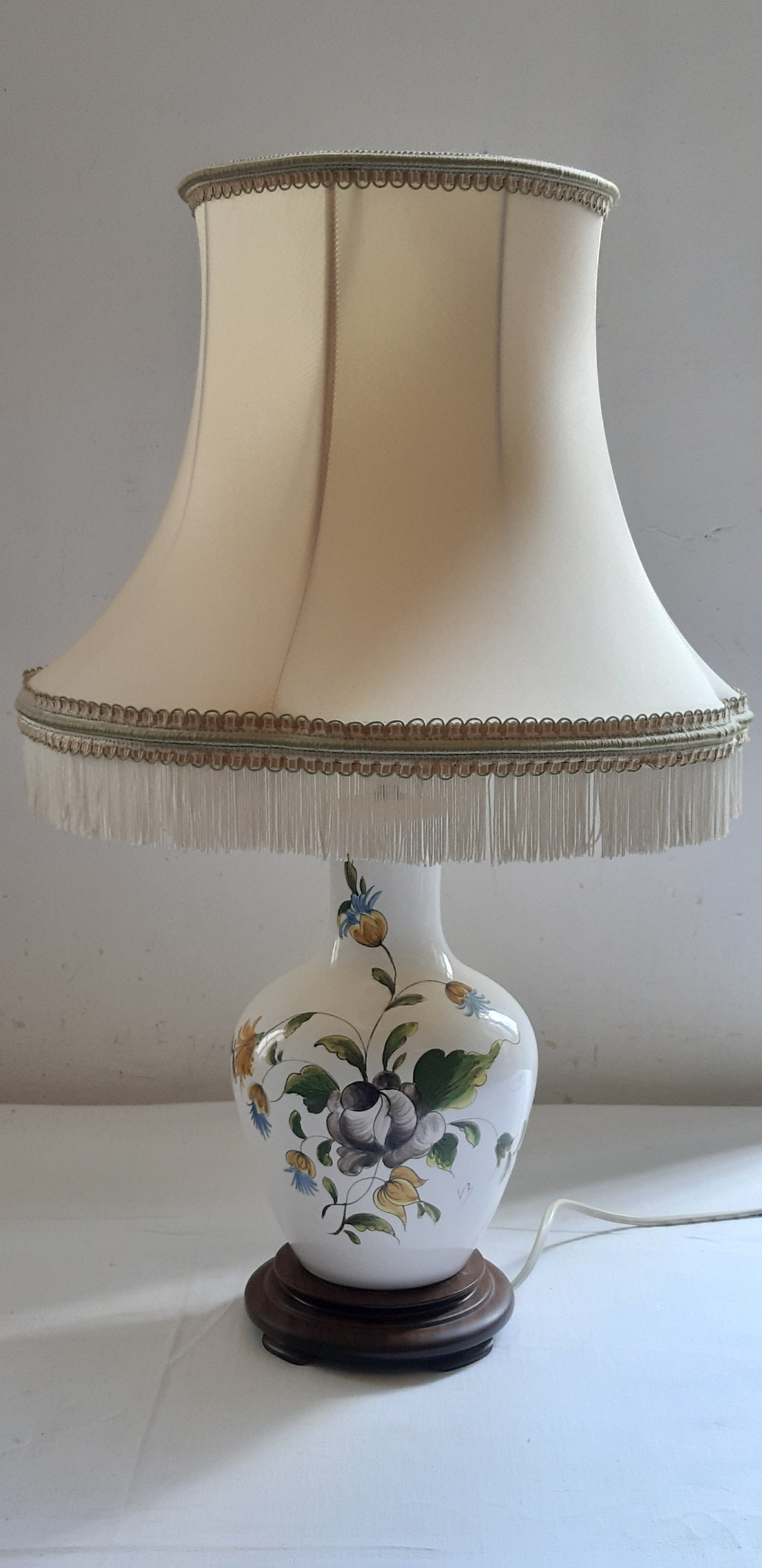 Lampe de salon, vintage, en porcelaine sur socle en bois, avec abat jour à franges, décor floral peint à la main signé VR Bon état -  reconditionné disponible sur Label Emmaüs