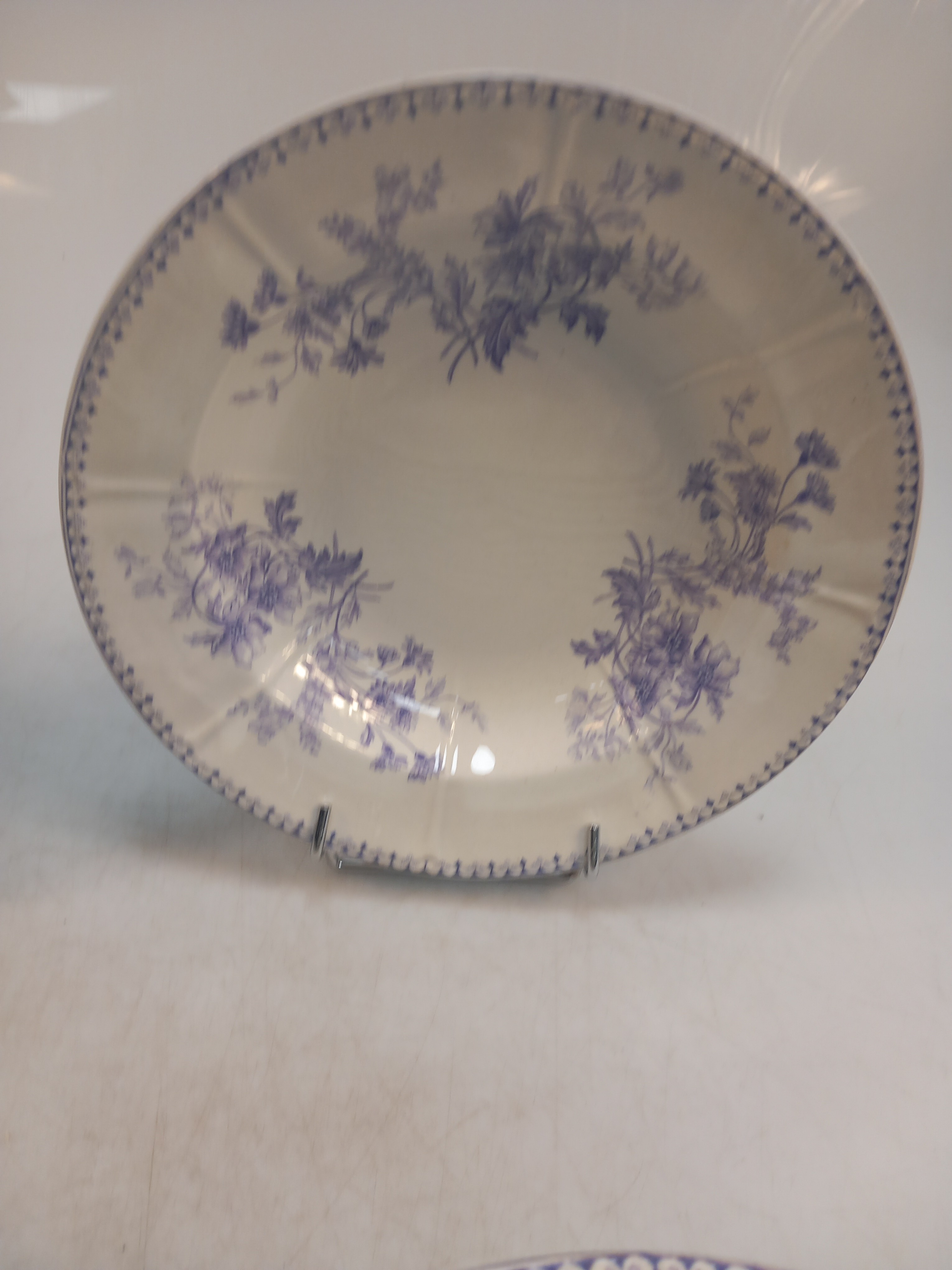 Lot de 22 assiettes en terre de fer, motif floral 