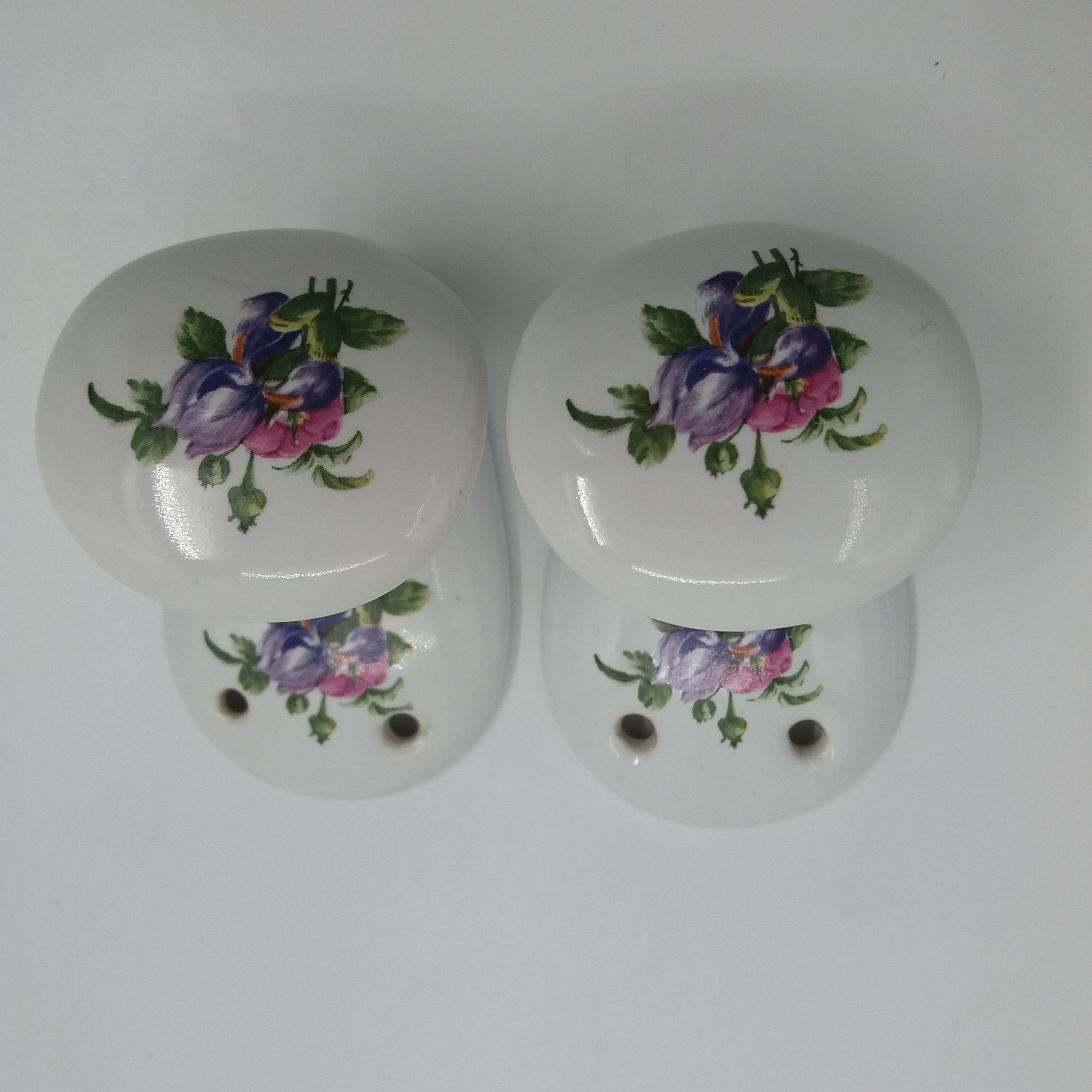 Lot de deux anciennes patères blanches. Porcelaine. Décor floral rose violet et vert. Porcelaine de paris. Signée dessous - Photo 1