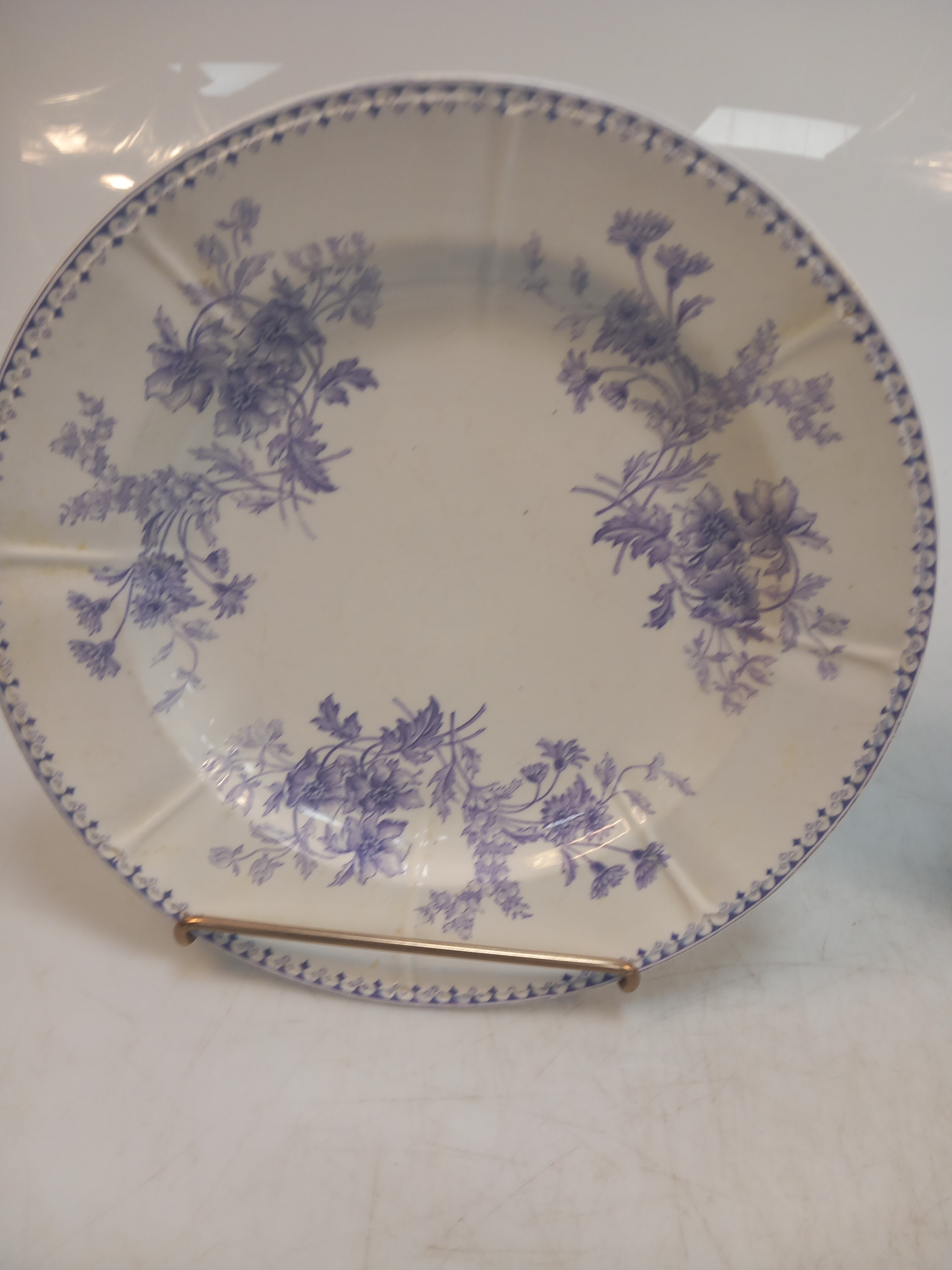 Lot de 22 assiettes en terre de fer, motif floral 