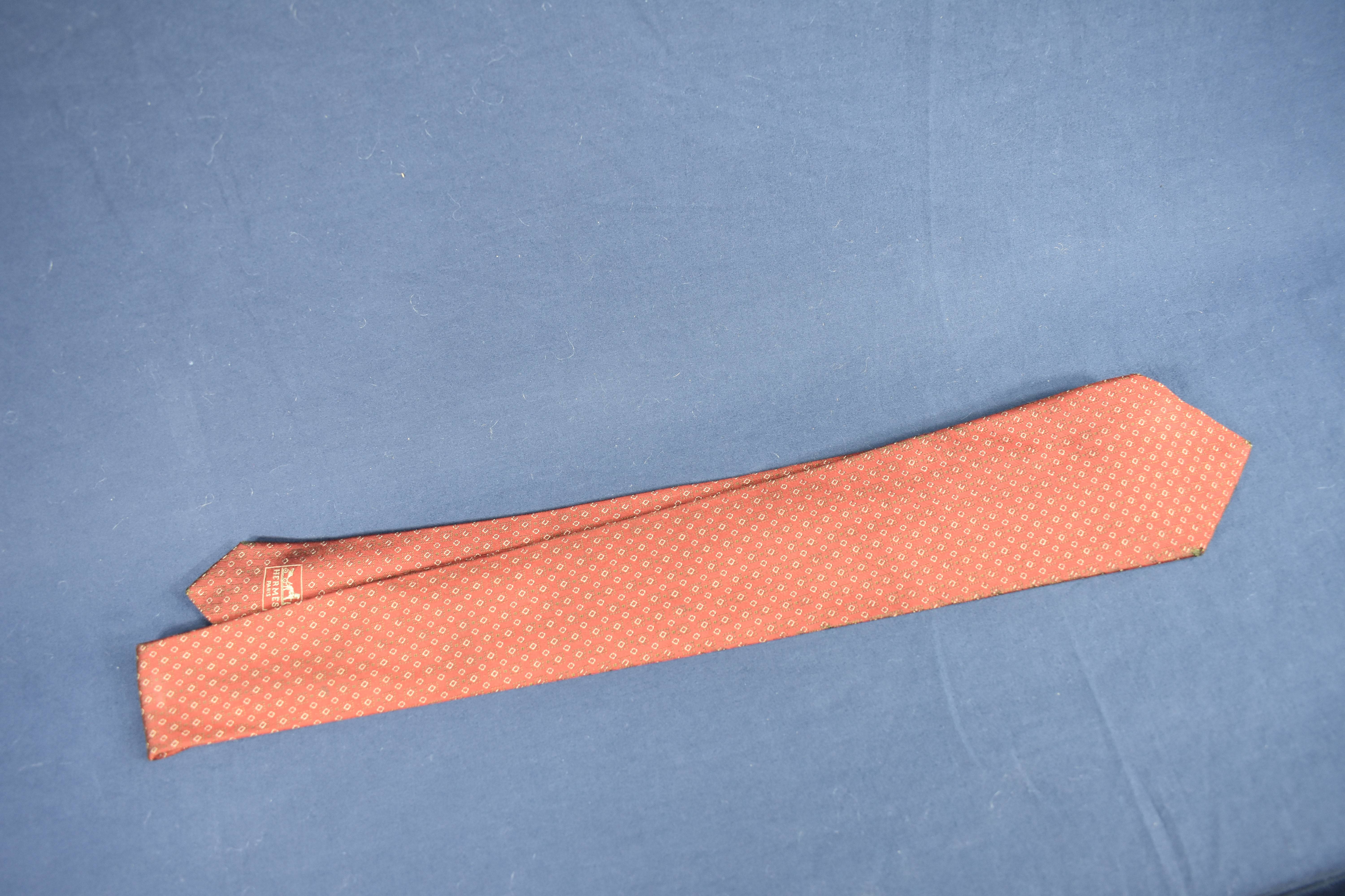 Cravate en soie HERMES de couleur Bordeaux ( petite trace de brûlure restaurable ) - Photo 6