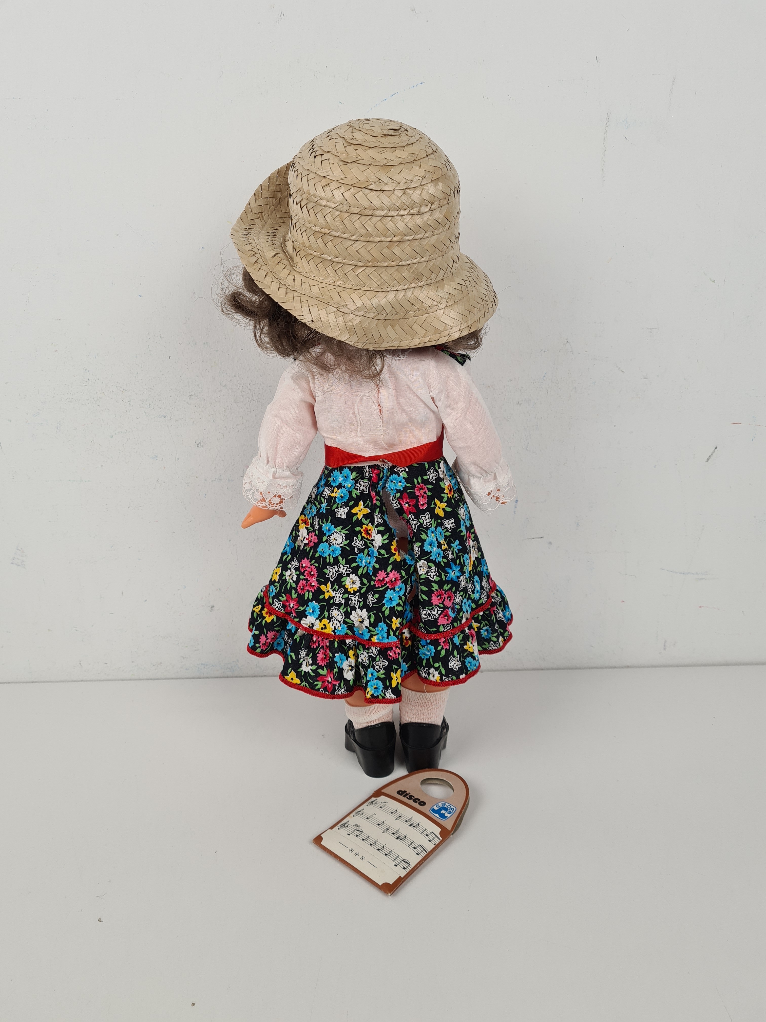 Voir photo 4 de Poupée Vintage - MINIFON Italy Patent + 2 disc robe fleuré chapeau en pille - 44 cm Poupée Vintage - MINIFON Italy Patent + 2 disc robe fleuré chapeau en pille - 44 cm Bon état - Vue 4 -