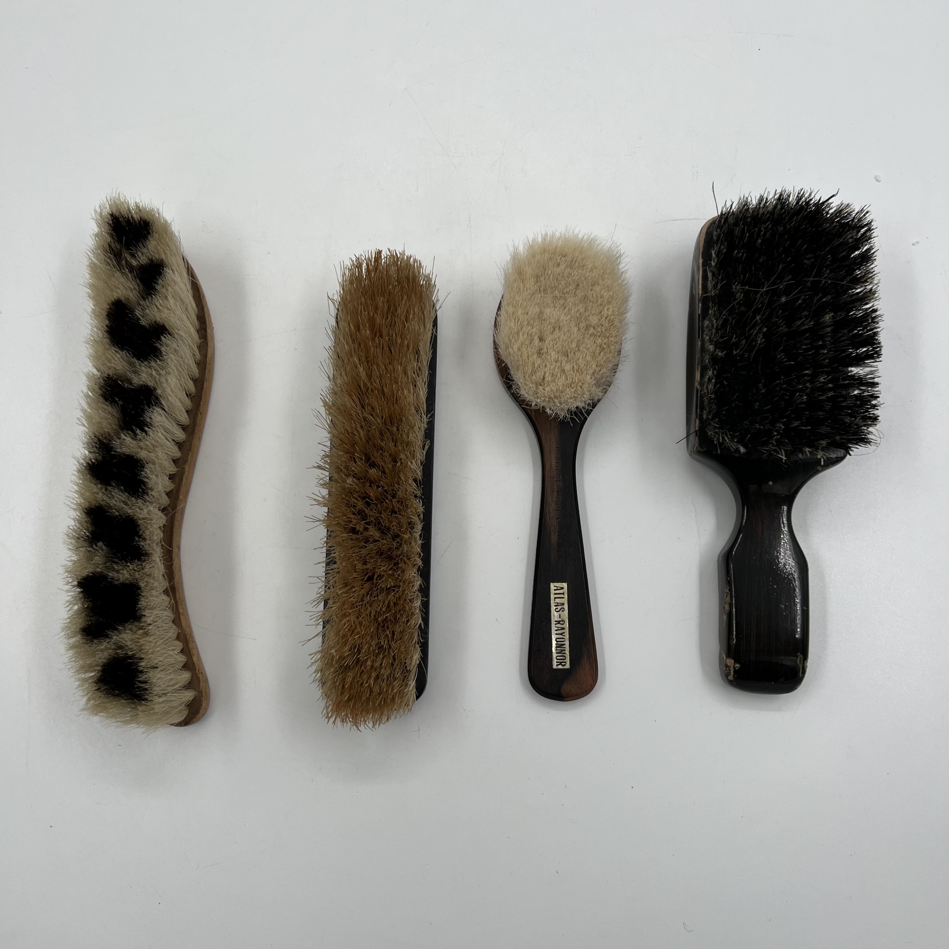 Lot de 4 brosses vintages. Bon état -  reconditionné disponible sur Label Emmaüs