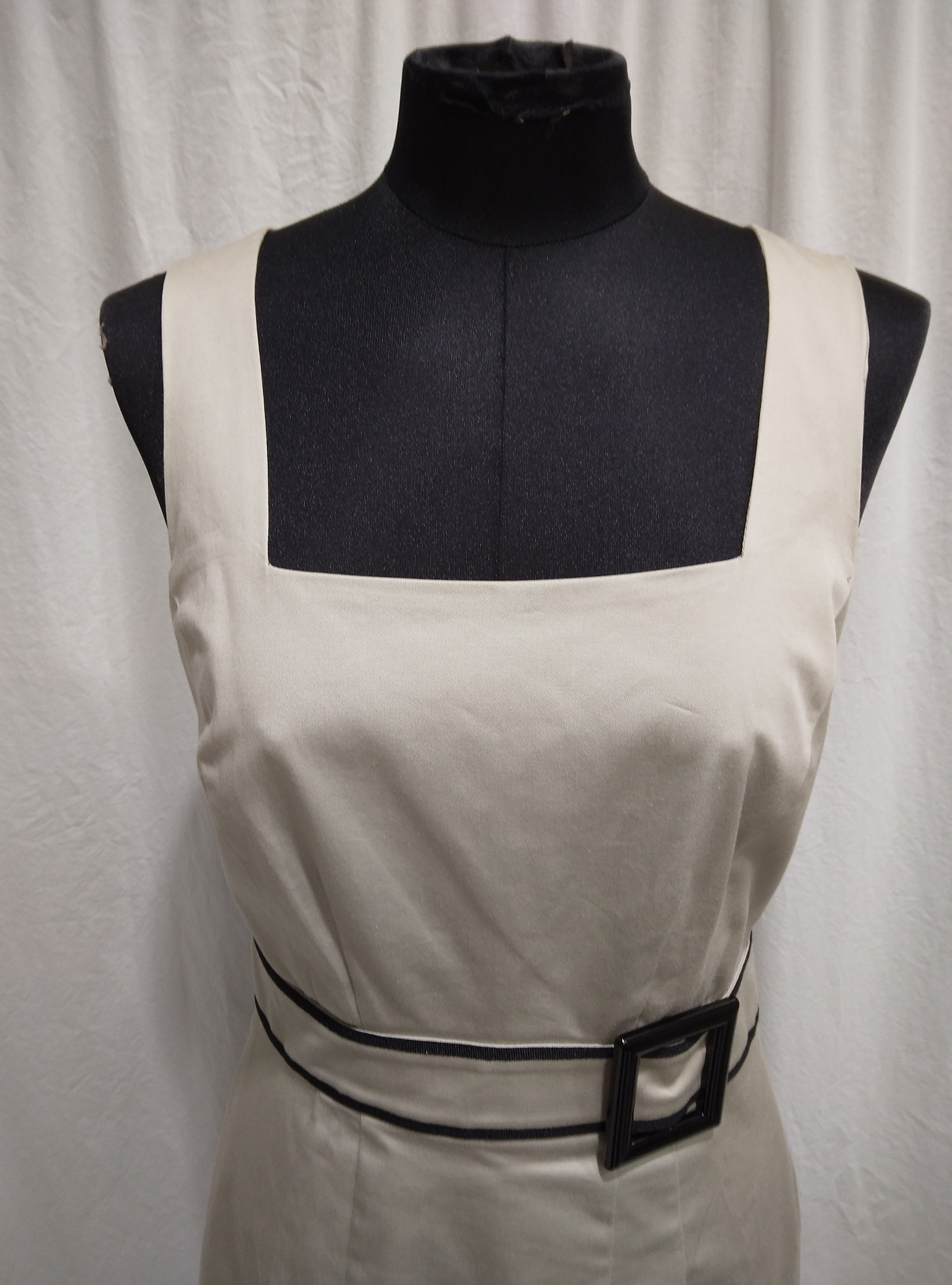 Voir photo 5 de Robe unie avec ceinture beige et bande noir intégré, Caroll - 36 Robe unie avec ceinture beige et bande noir intégré, Caroll - 36 Bon état - Vue 5 -