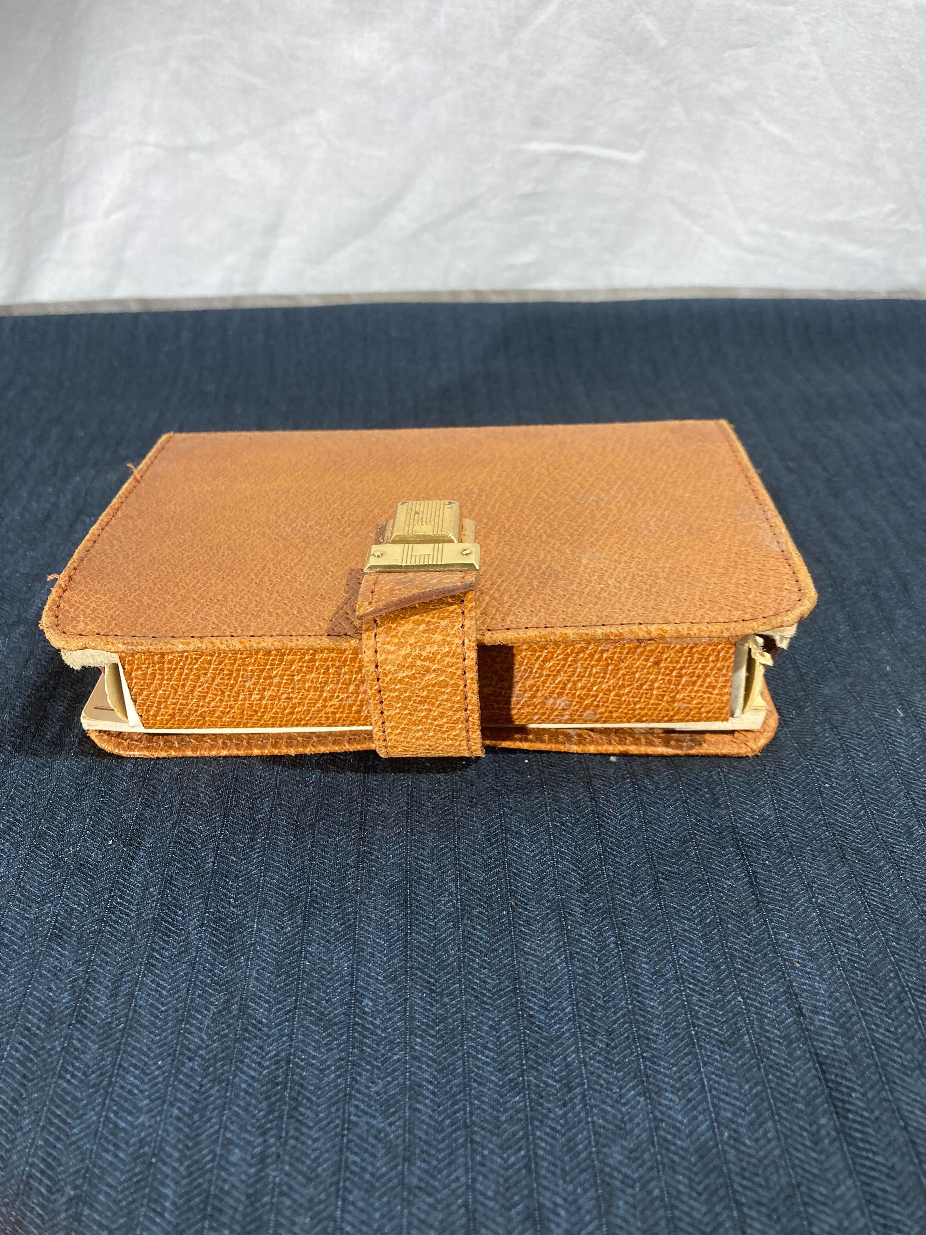 Voir photo 5 de Coffret de Bridge Vintage en Cuir, Complet avec Cartes et Carnet de Score Coffret de Bridge Vintage en Cuir, Complet avec Cartes et Carnet de Score Très bon état - Vue 5 -