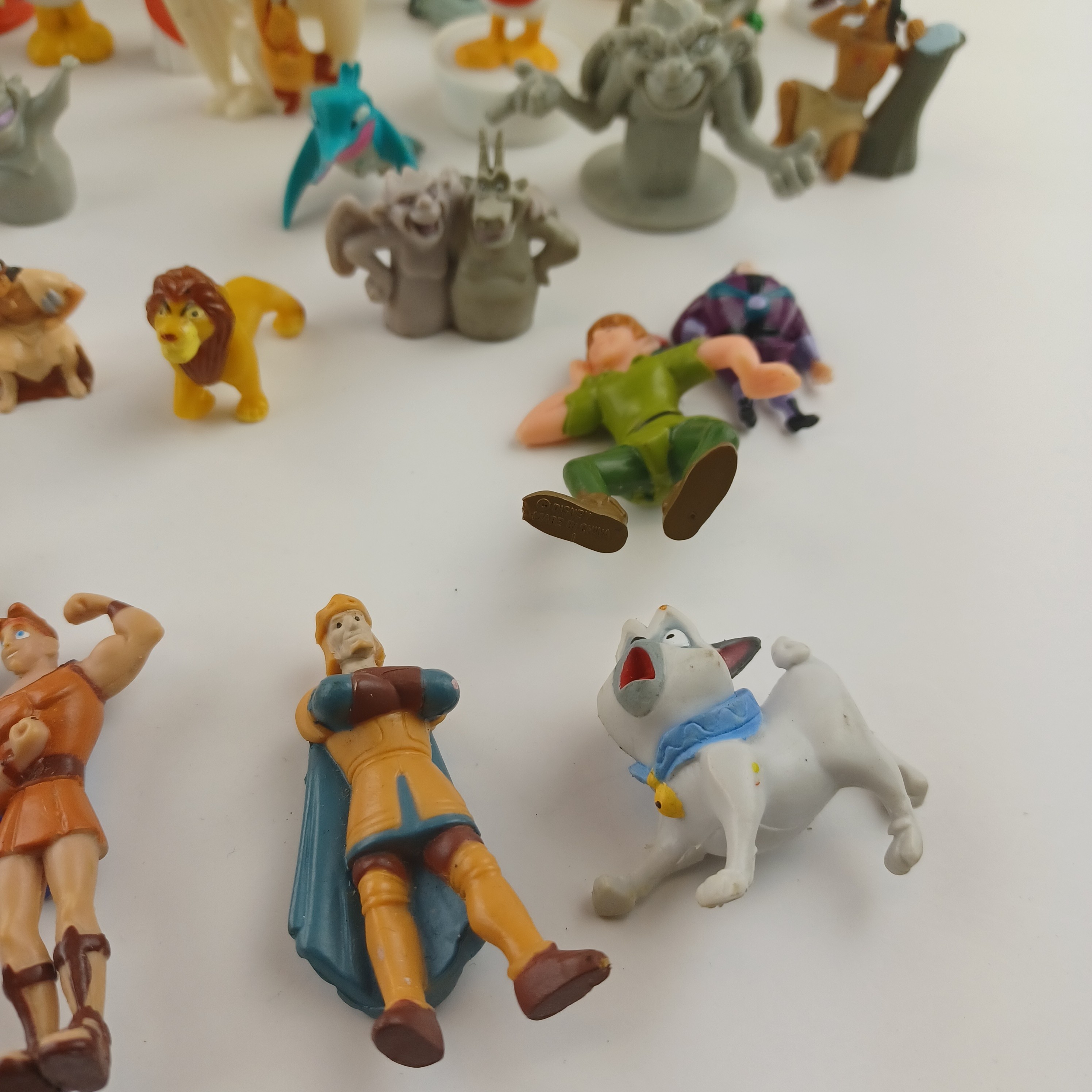 Lot de 34 figurines Disney (La belle et la Bête, Hercules, La reine des Neiges, Picsou, Notre dame de Paris, Peter Pan, La petite sirène, les 101 Dalmatiens, Pocahontas, Le Roi Lion, Anastasia, Blanche Neige et Bambi) Très bon état - Vue 8 - 
