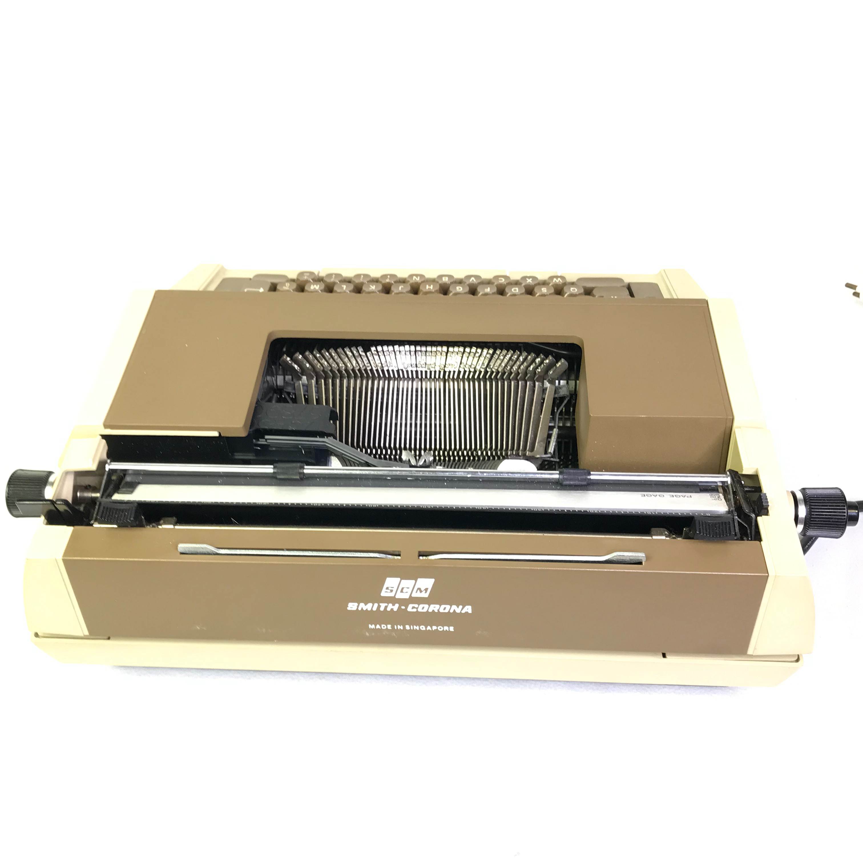 Voir photo 10 de MACHINE À ÉCRIRE ELECTRIQUE : SMITH CORONA C420 AVEC ÉTUI MACHINE À ÉCRIRE ELECTRIQUE : SMITH CORONA C420 AVEC ÉTUI Bon état - Vue 10 -