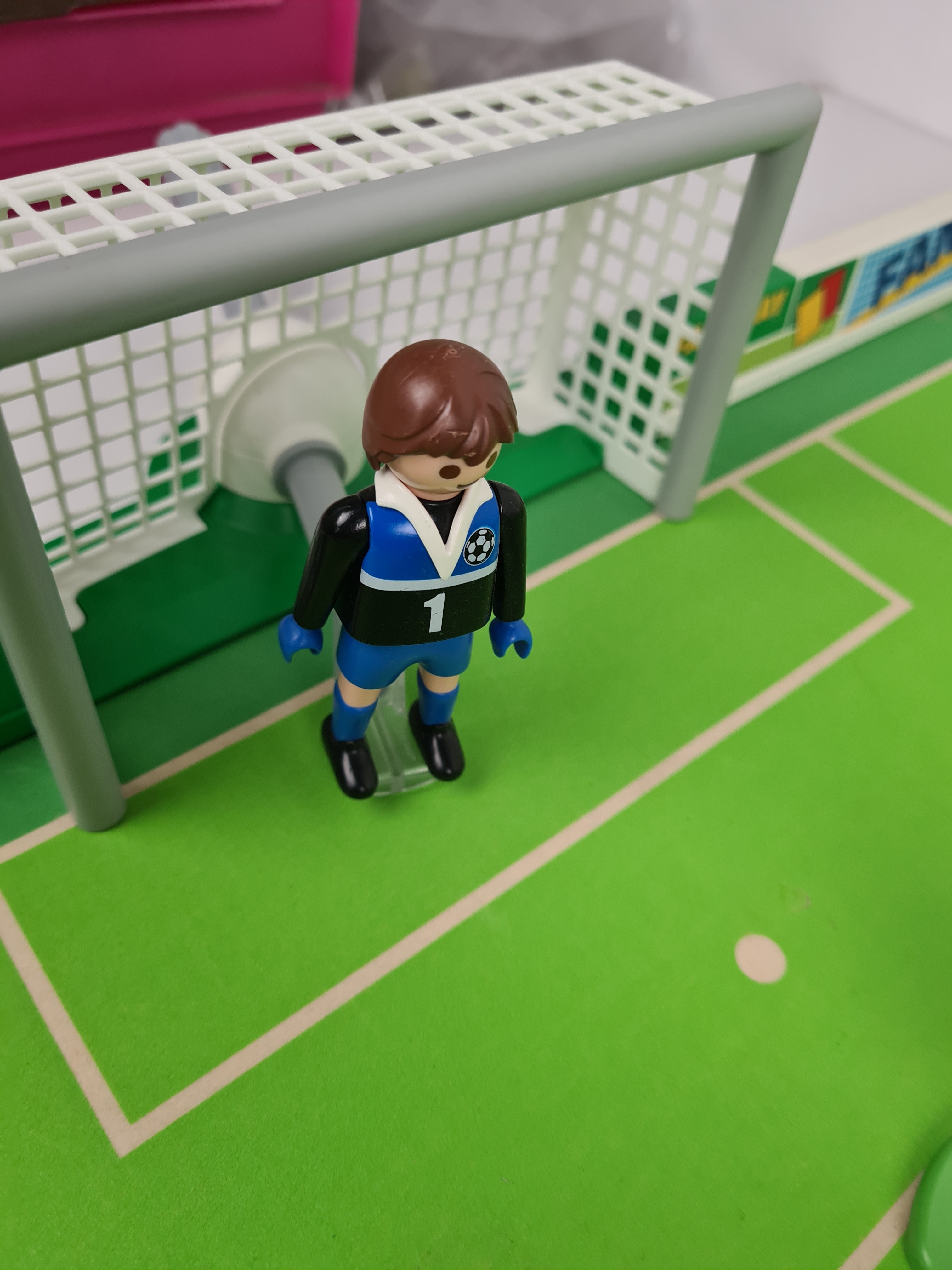 Voir photo 8 de Playmobil - 4700 Terrain de football avec joueurs - 5 ans + Playmobil - 4700 Terrain de football avec joueurs - 5 ans + État correct - Vue 8 -
