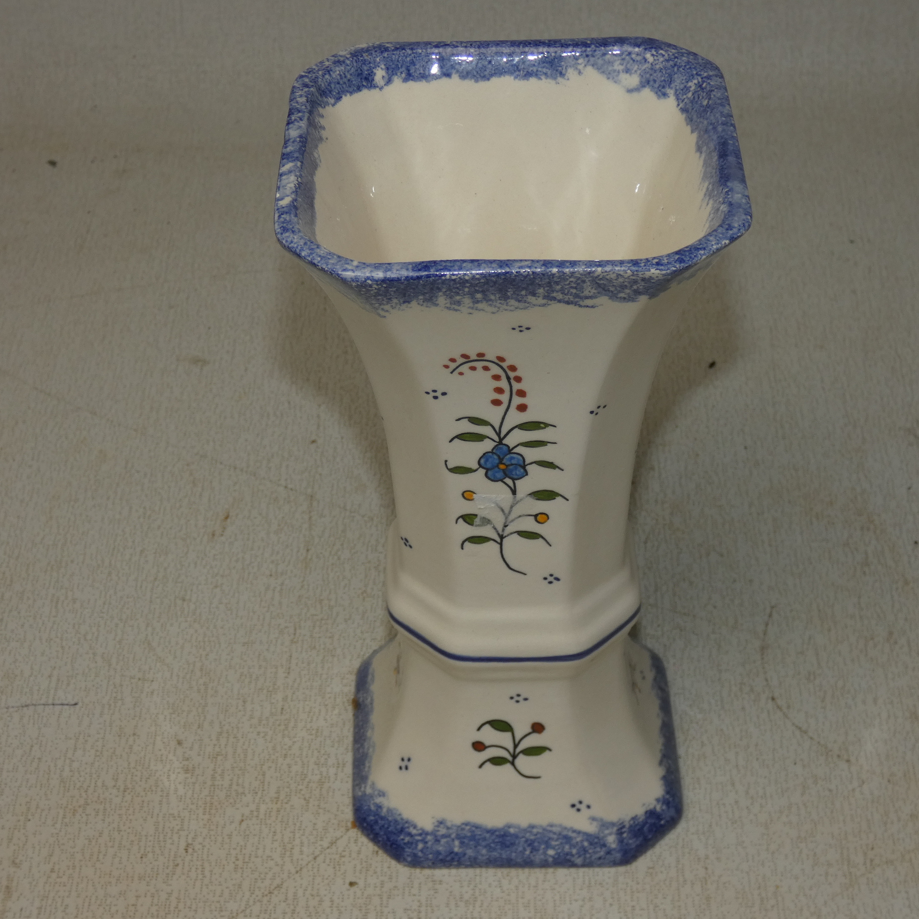 Ensemble  Pichet et Vase en Porcelaine avec une Décoration de Fleurs Fait Main État correct - Vue 3 - 