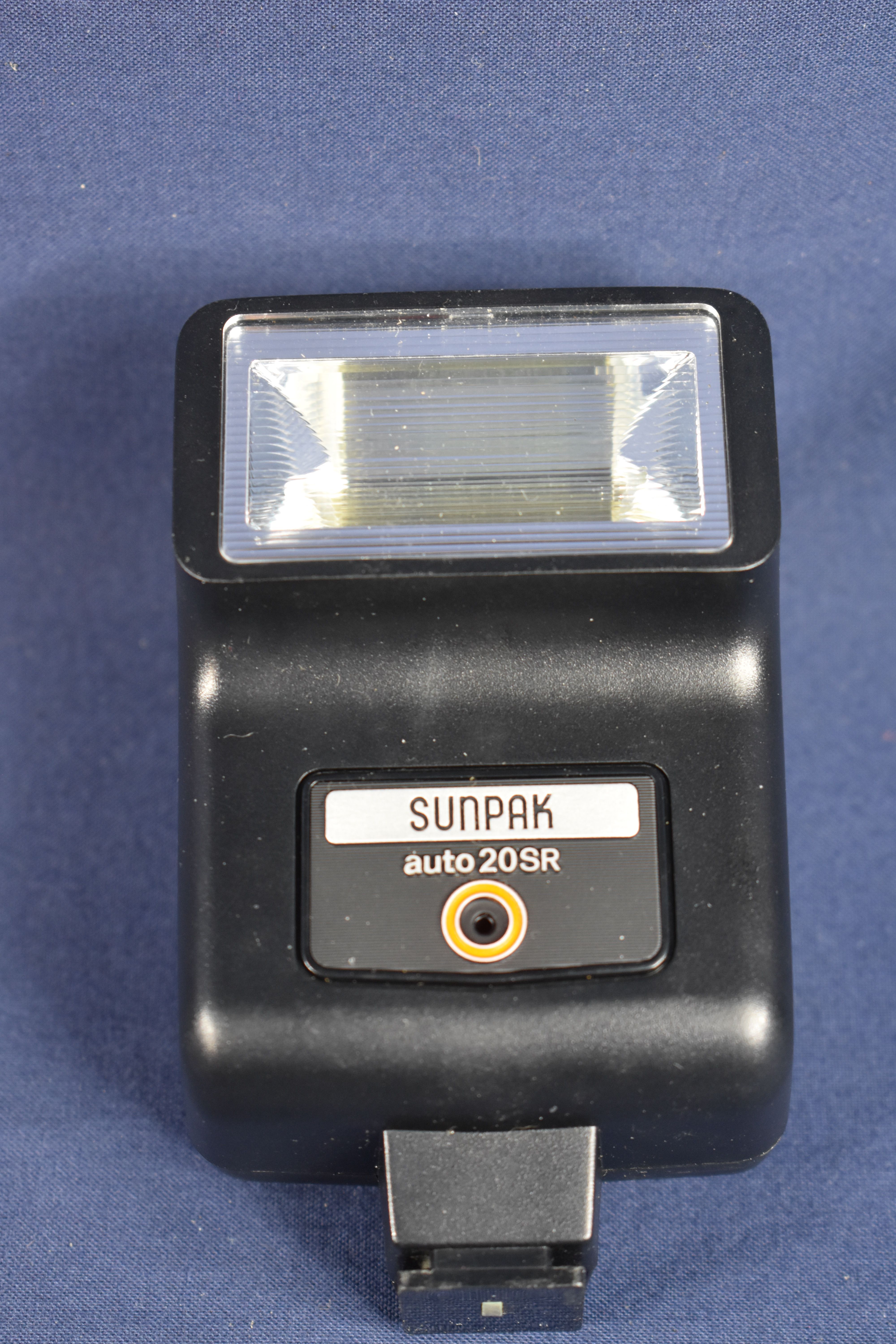 Appareil photos argentiques KONICA FP-1, dans son étui d'origine, muni de sa clé + objectif KONICA 135/F3.5 complet de ses notices + flash SUNPAK auto 20 SR. Bon état - Vue 12 - 