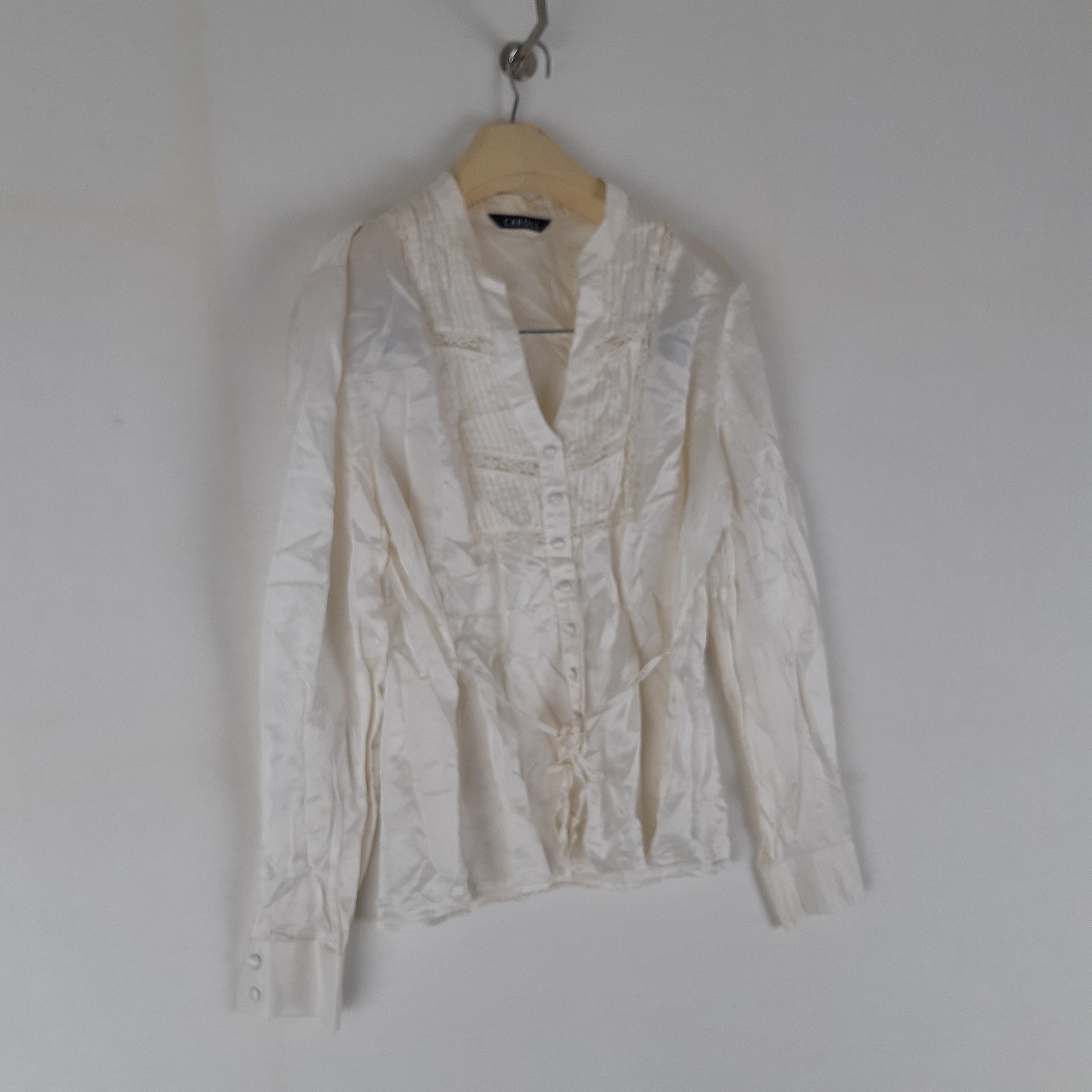 Voir photo 4 de Caroll - Blouse ivoire satinée soie avec dentelle - Taille 46 mesures Carrure= 43 cm Poitrine= 47 cm Longueur= 61 cm Caroll - Blouse ivoire satinée soie avec dentelle - Taille 46 mesures Carrure= 43 cm Poitrine= 47 cm Longueur= 61 cm Très bon état - Vue 4 -