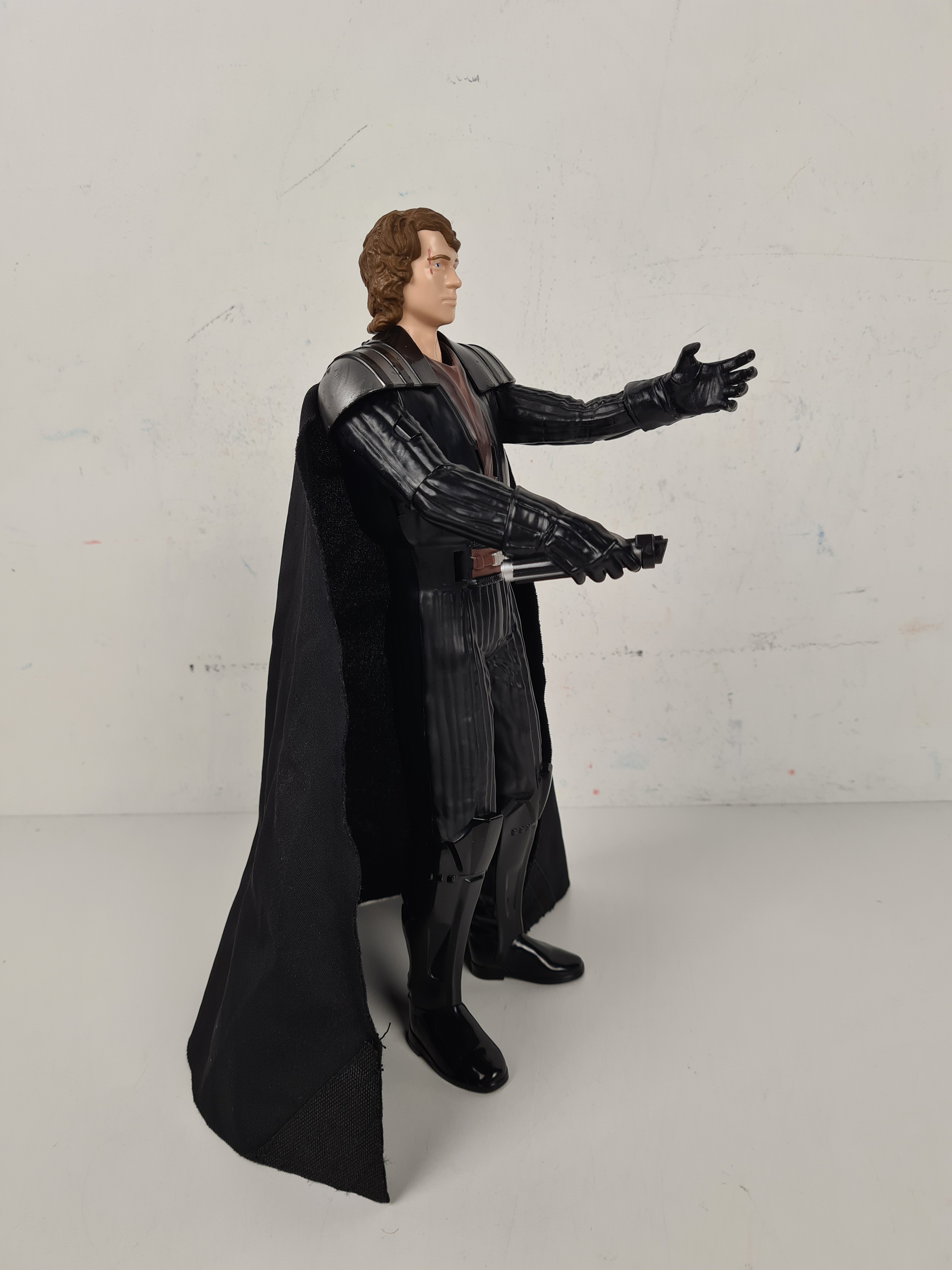 Voir photo 2 de Figurine articulée Star Wars Anakin Skywalker as Dark Vador 2012 Hasbro 12" -33 cm- Figurine articulée Star Wars Anakin Skywalker as Dark Vador 2012 Hasbro 12" -33 cm- Bon état - Vue 2 -