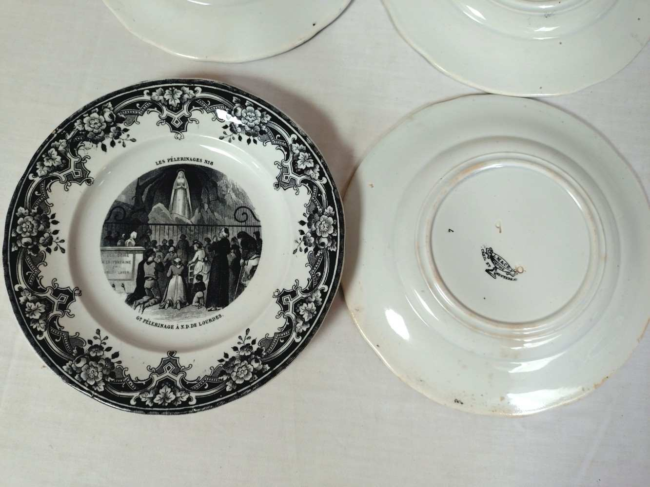 Voir photo 11 de 8 assiettes anciennes, à dessert, des Pèlerinages " Creil et Montereau", en faïence. 8 assiettes anciennes, à dessert, des Pèlerinages " Creil et Montereau", en faïence. Bon état - Vue 11 -
