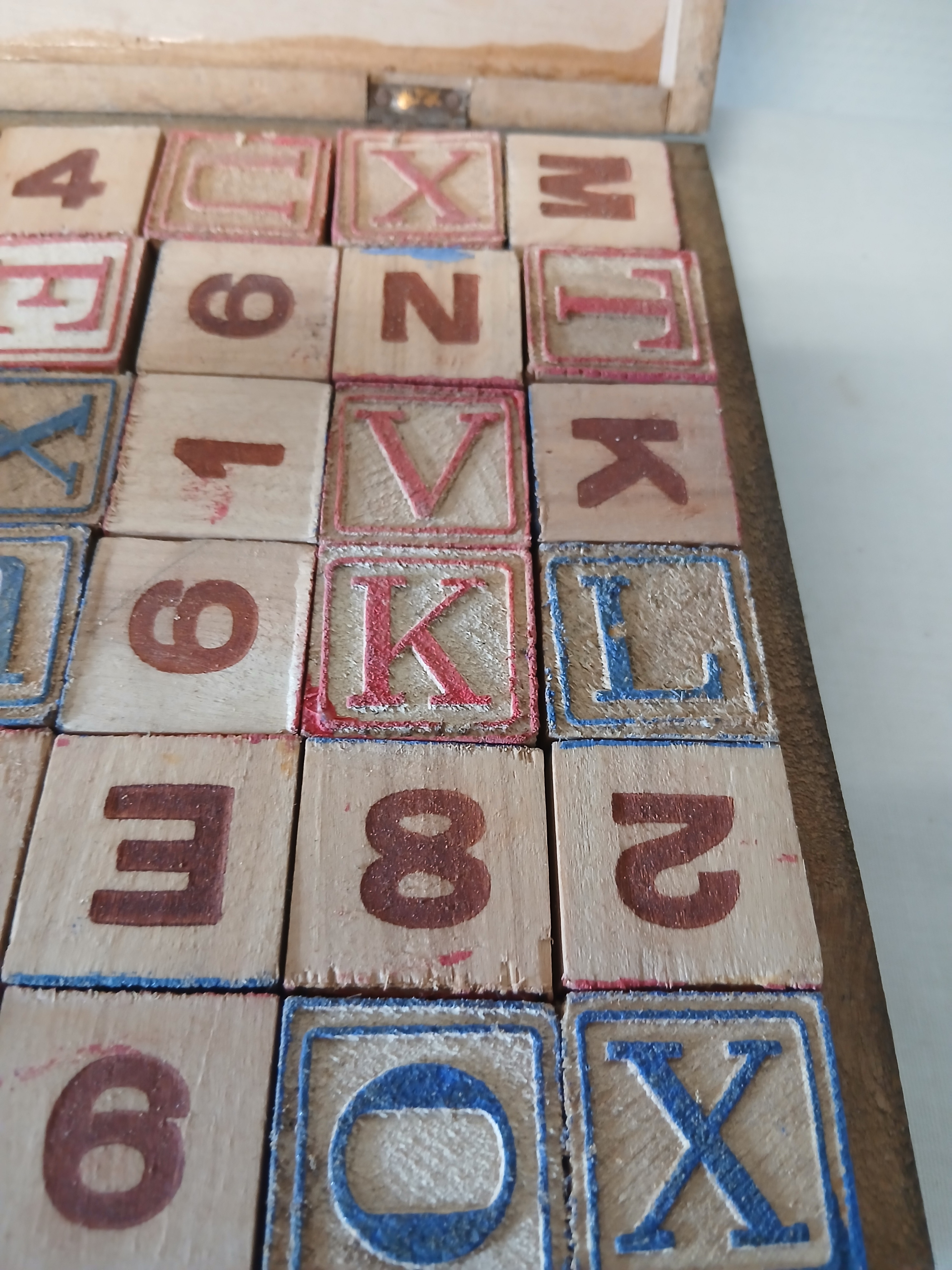 Ancien jeu de cubes alphabétique en bois (lettres et chiffres) Bon état - Vue 2 - 