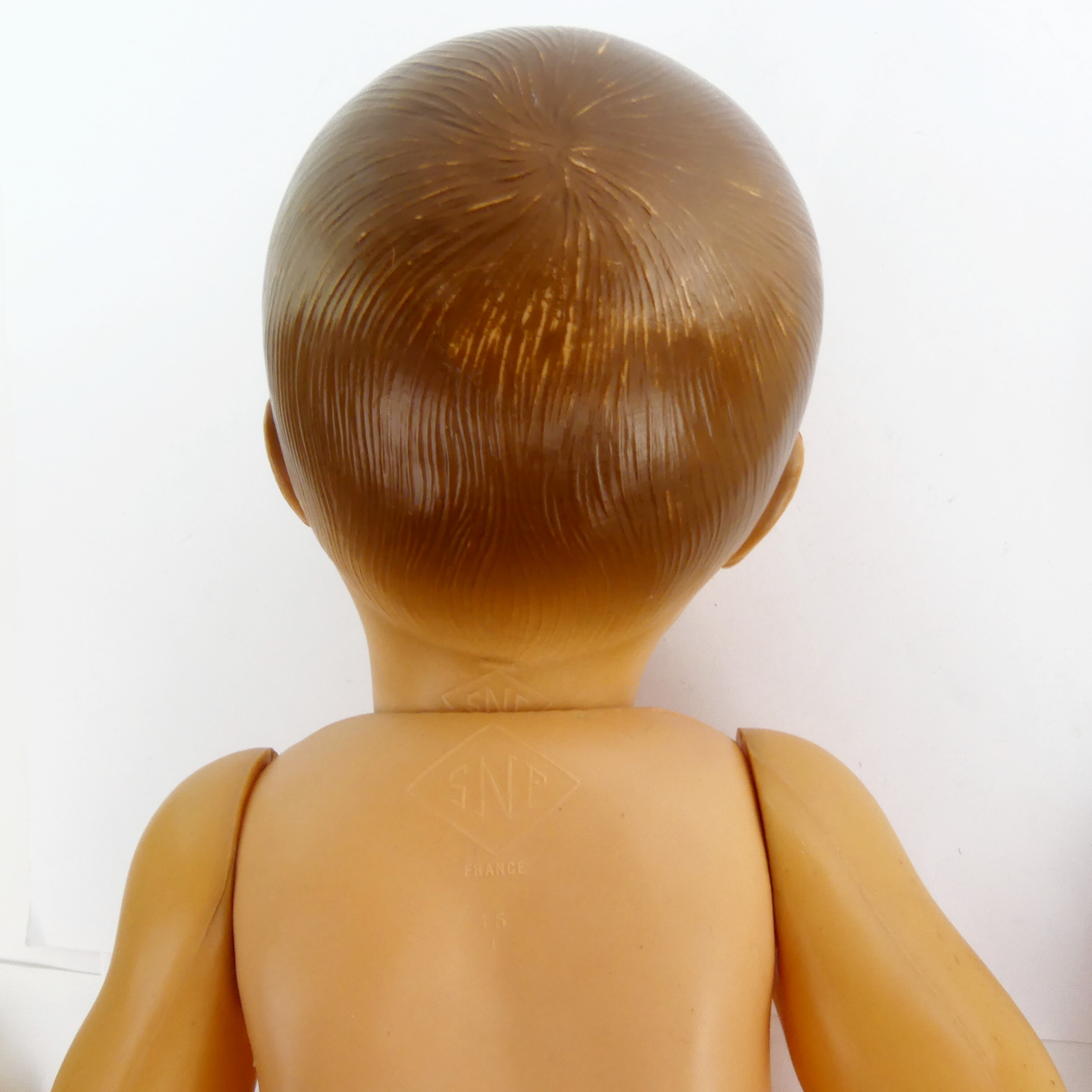 ancienne poupée avec les yeux dormeurs corps en tissu rembourré