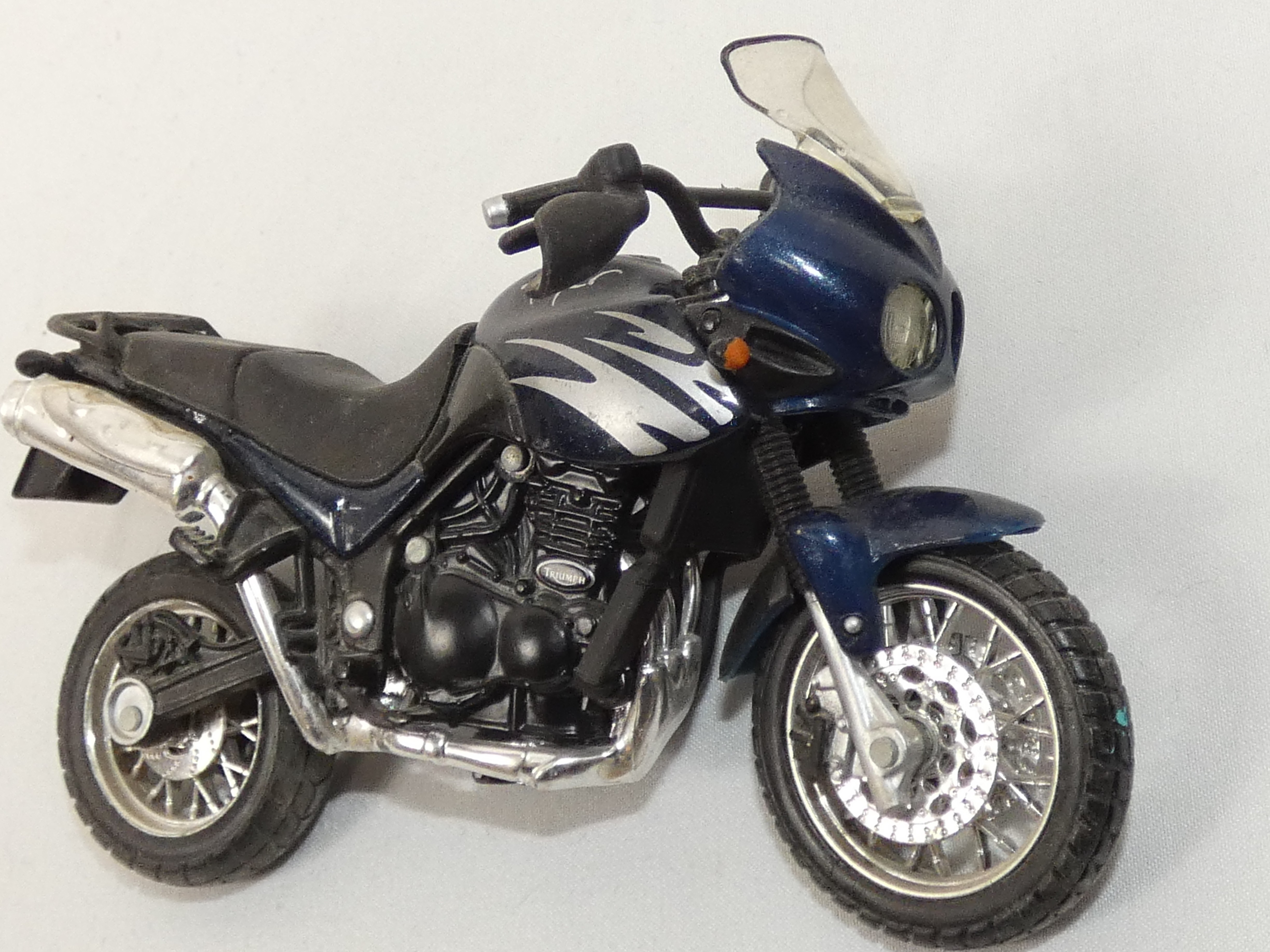 Lot de 4 motos miniatures MAISTO Bon état - Vue 12 - 