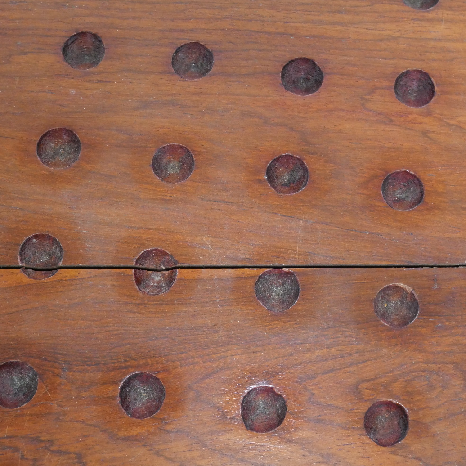 Jeu de solitaire en bois sculpté et billes en pierres naturelles et semi-précieuses Bon état - Vue 8 - 