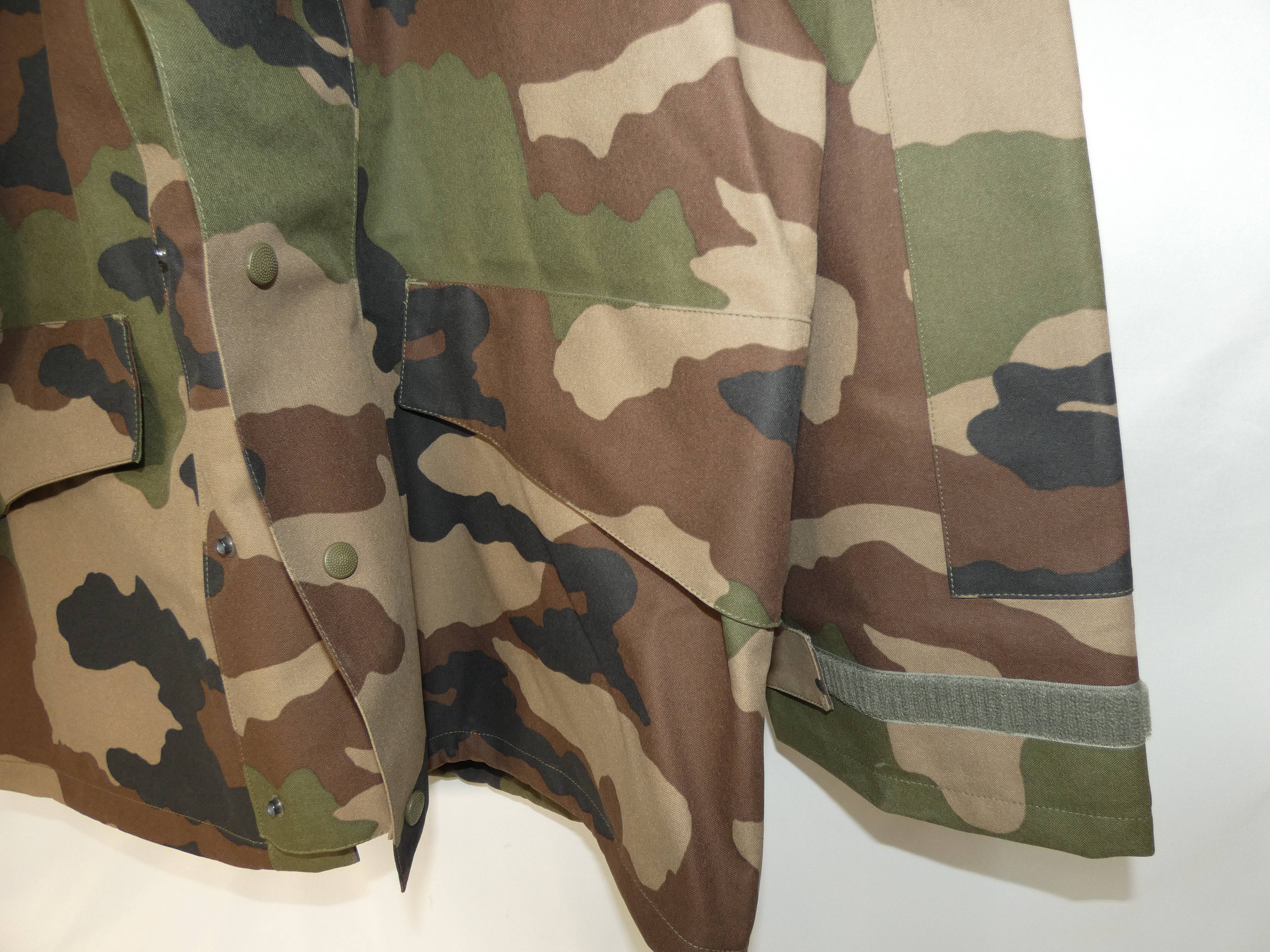 Voir photo 6 de Veste légère de terrain avec camouflage VTN T. L Veste légère de terrain avec camouflage VTN T. L Comme neuf - Vue 6 -