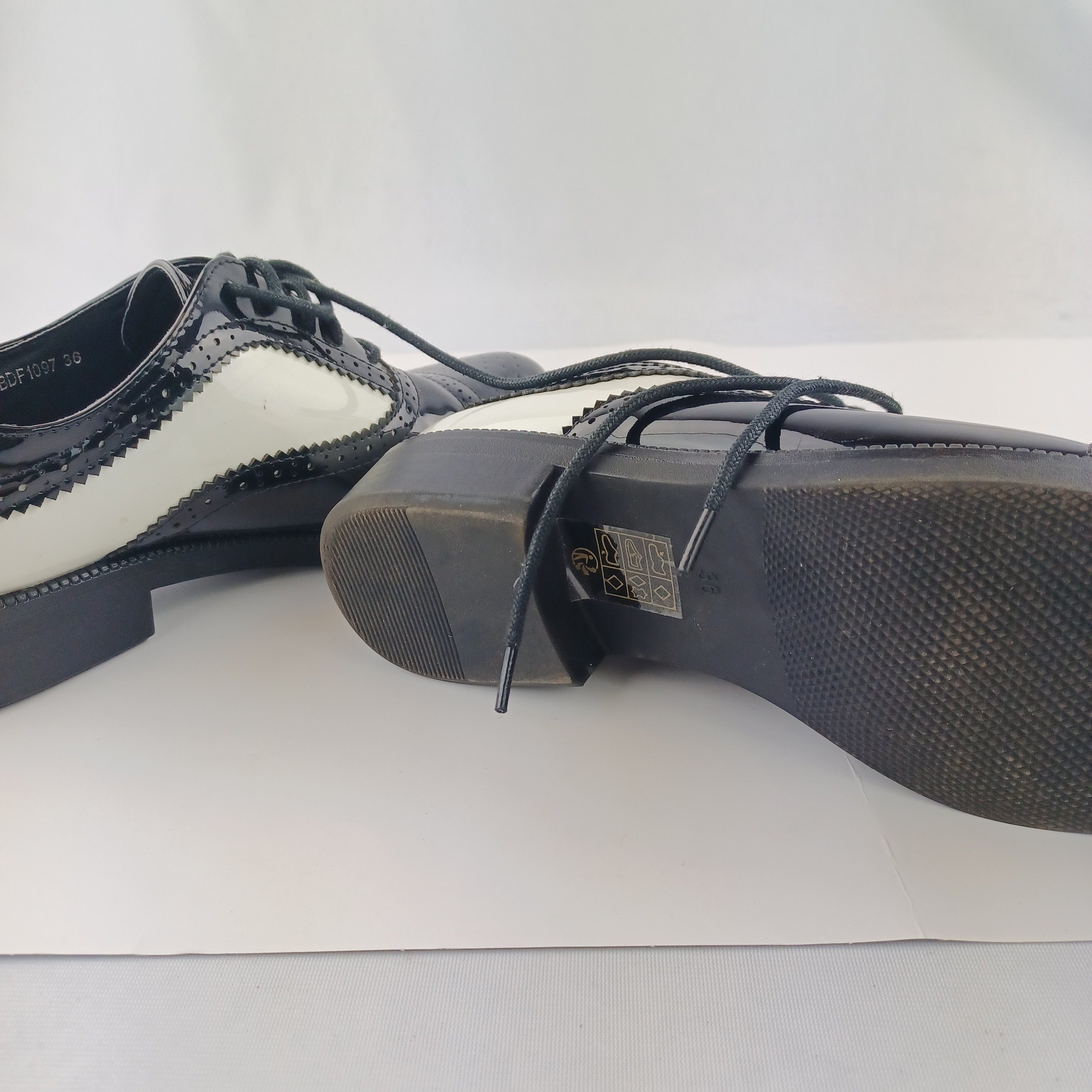 Petites chaussures laquées noires et blanches en 36 La Bottine souriante Premier Cuir - Photo 1