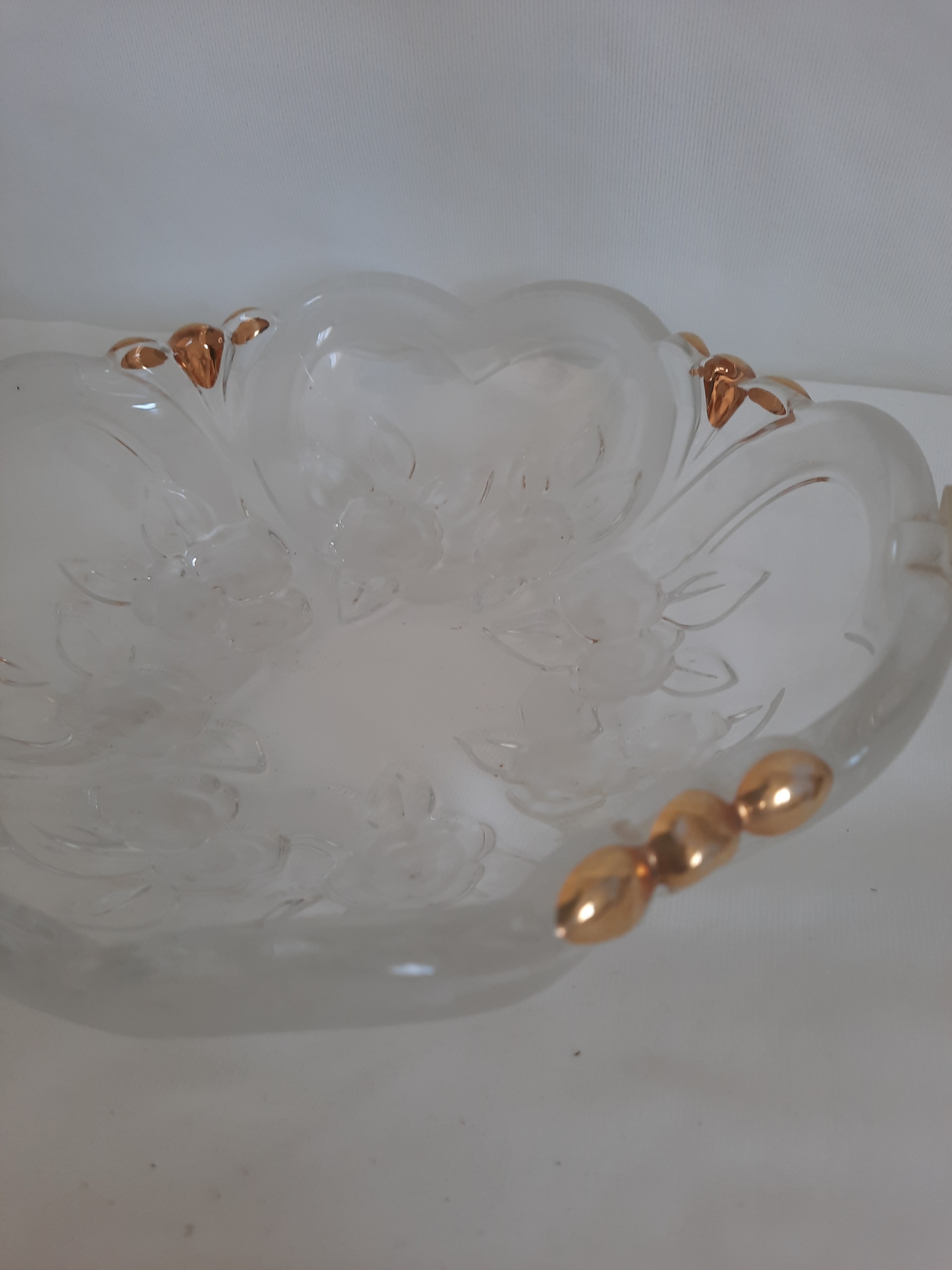 Voir photo 5 de Panier en verre à motif floral sculpté à anse en plastique Panier en verre à motif floral sculpté à anse en plastique État correct - Vue 5 -