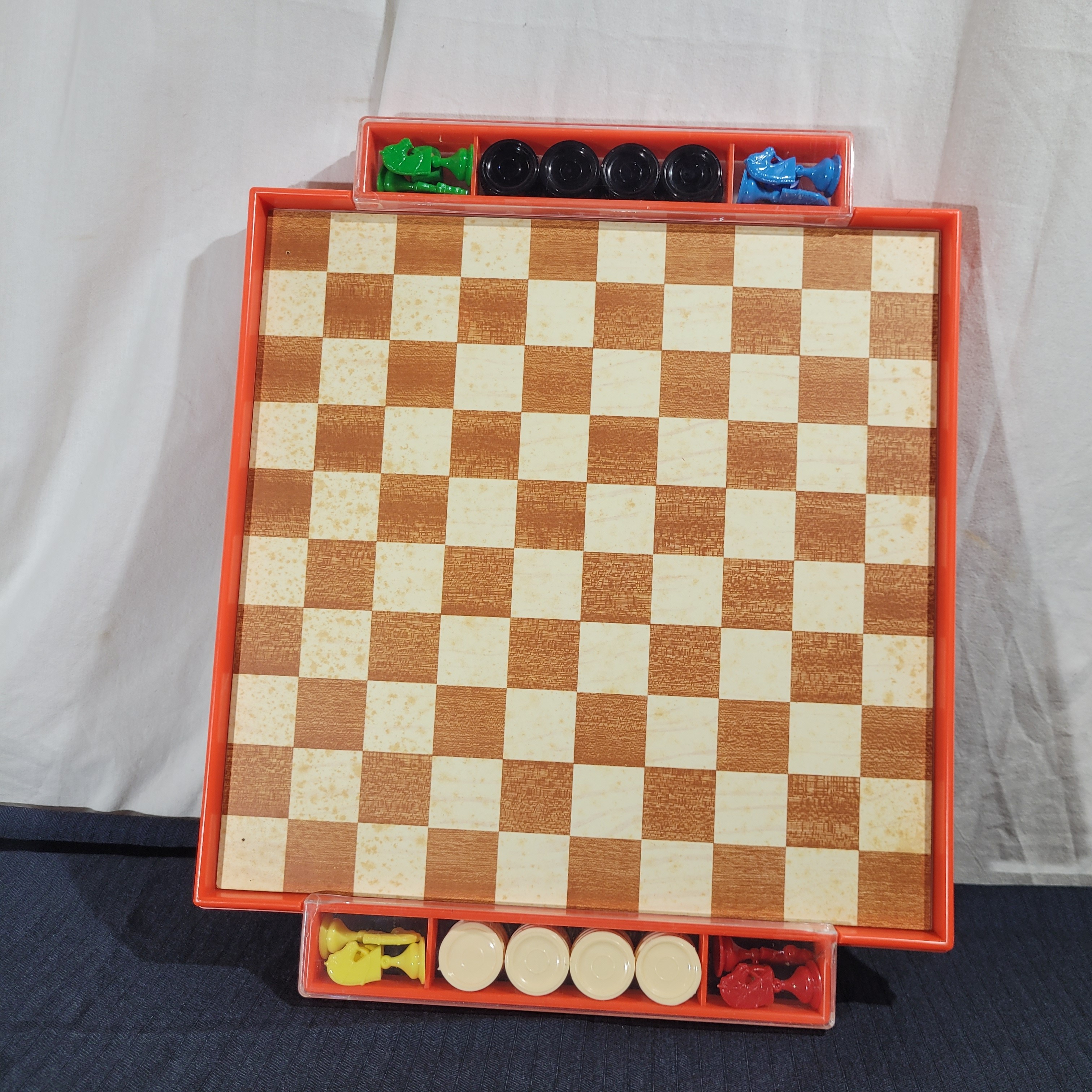 Jeux de Petits Chevaux et Dames vintage 70's-80's - Grand Plateau Très bon état - Vue 3 - 
