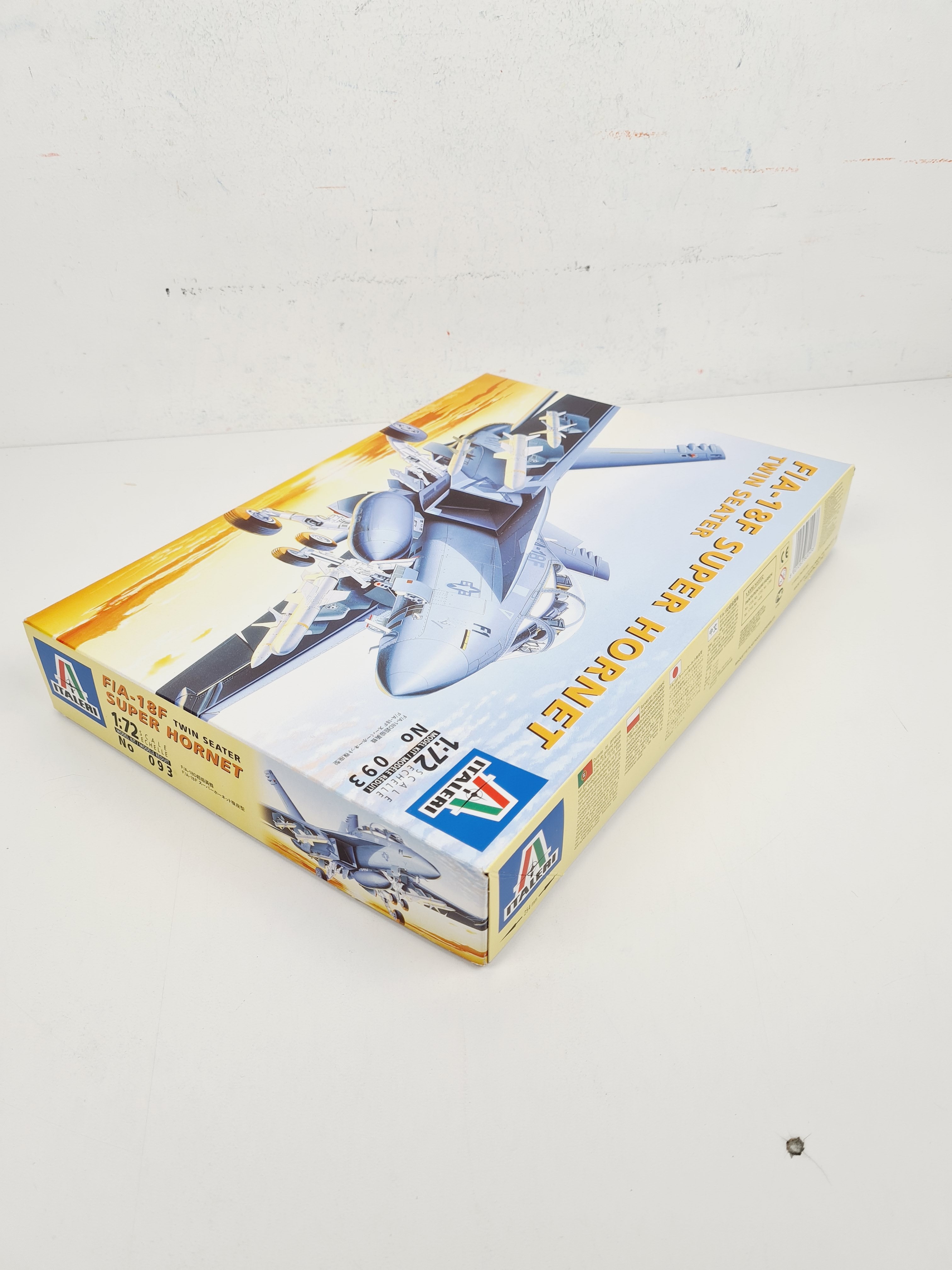 Maquette d'avion - F/A-18 F Super Hornet Twin Seater - Italeri - N°093 Comme neuf - Vue 3 - 