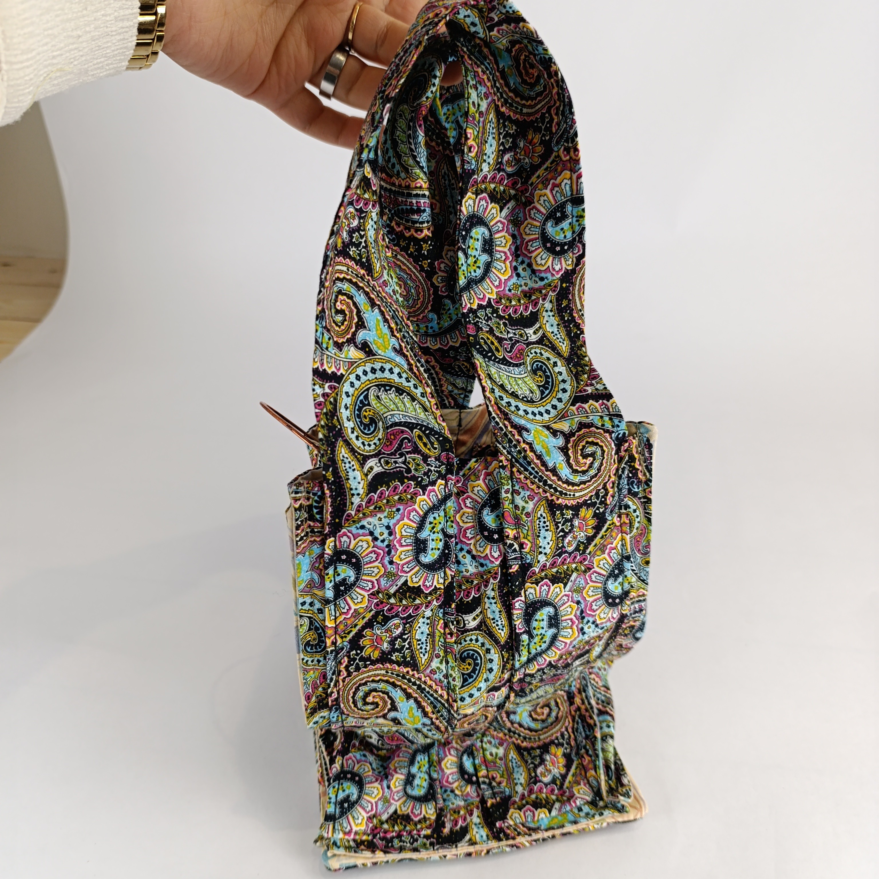 Sac en tissu Porte- bouteilles fabriqué dans notre atelier Acsomur, à partir de tissu recyclé - Photo 2