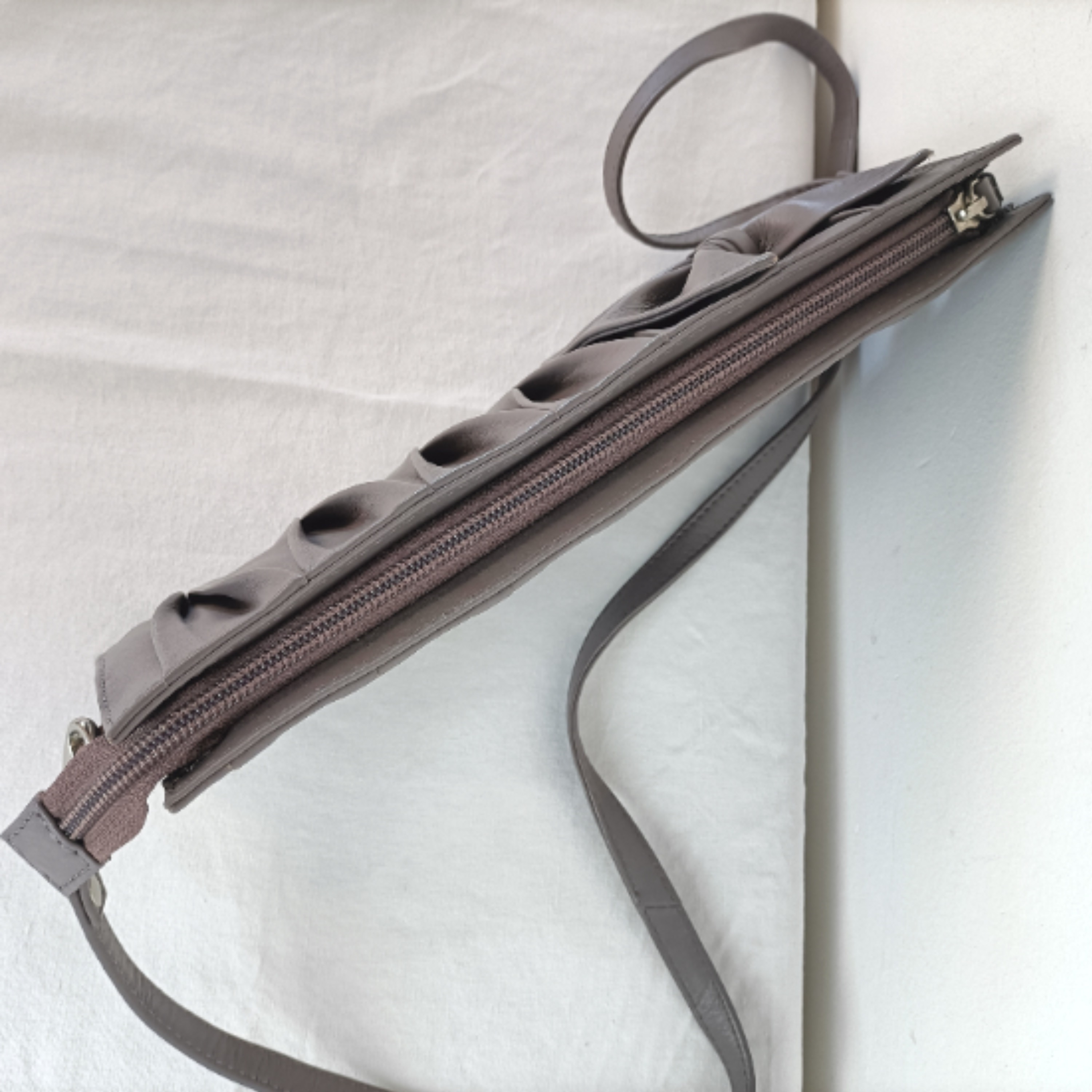 Sac bandoulière en cuir de vachette gris taupe - Un jour ailleurs - Photo 4