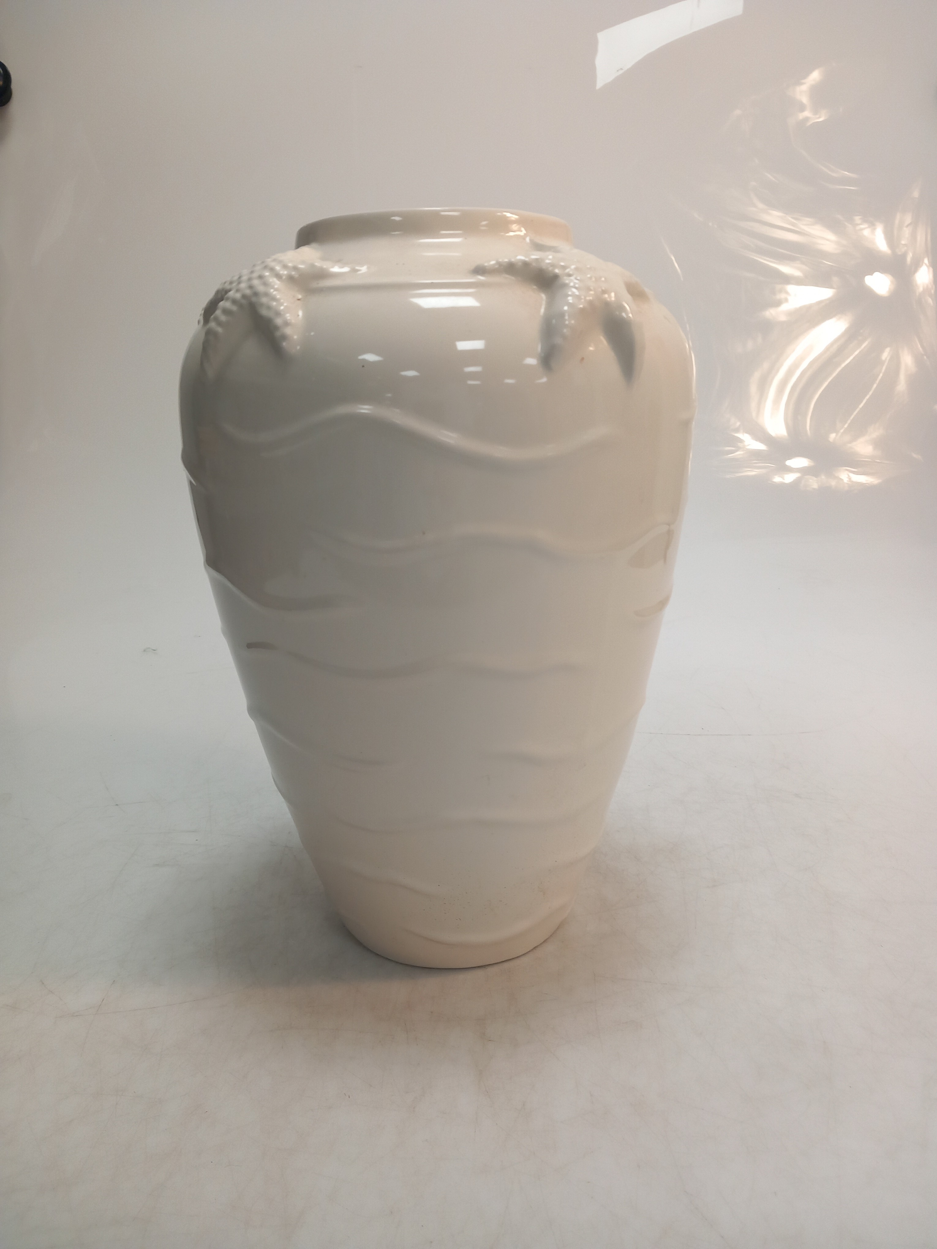 Joli vase blanc décor étoile de mer de la marque 