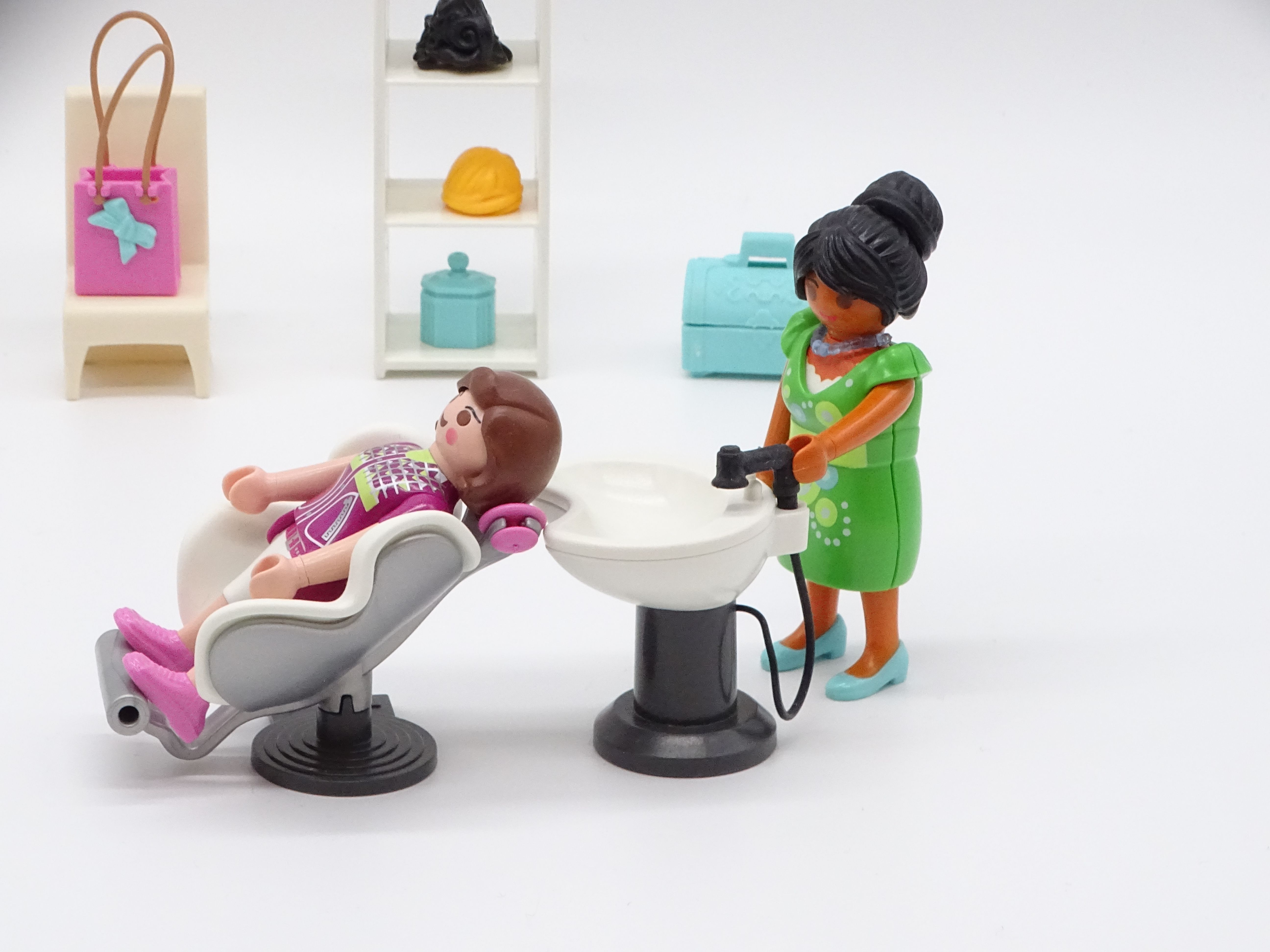 Voir photo 2 de Playmobil pièce unique « Chez la coiffeuse » d'occasion PLAYMOBIL - Dès 4 ans | Ref 13467 Playmobil pièce unique « Chez la coiffeuse » d'occasion PLAYMOBIL - Dès 4 ans | Ref 13467 Très bon état - Vue 2 -