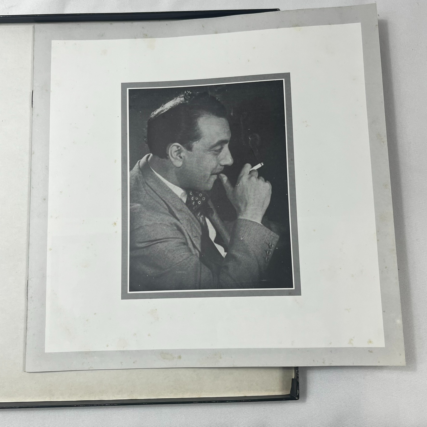Voir photo 3 de Coffret collector l'inoubliable Django Reinhard etition vogue Coffret collector l'inoubliable Django Reinhard etition vogue Très bon état - Vue 3 -