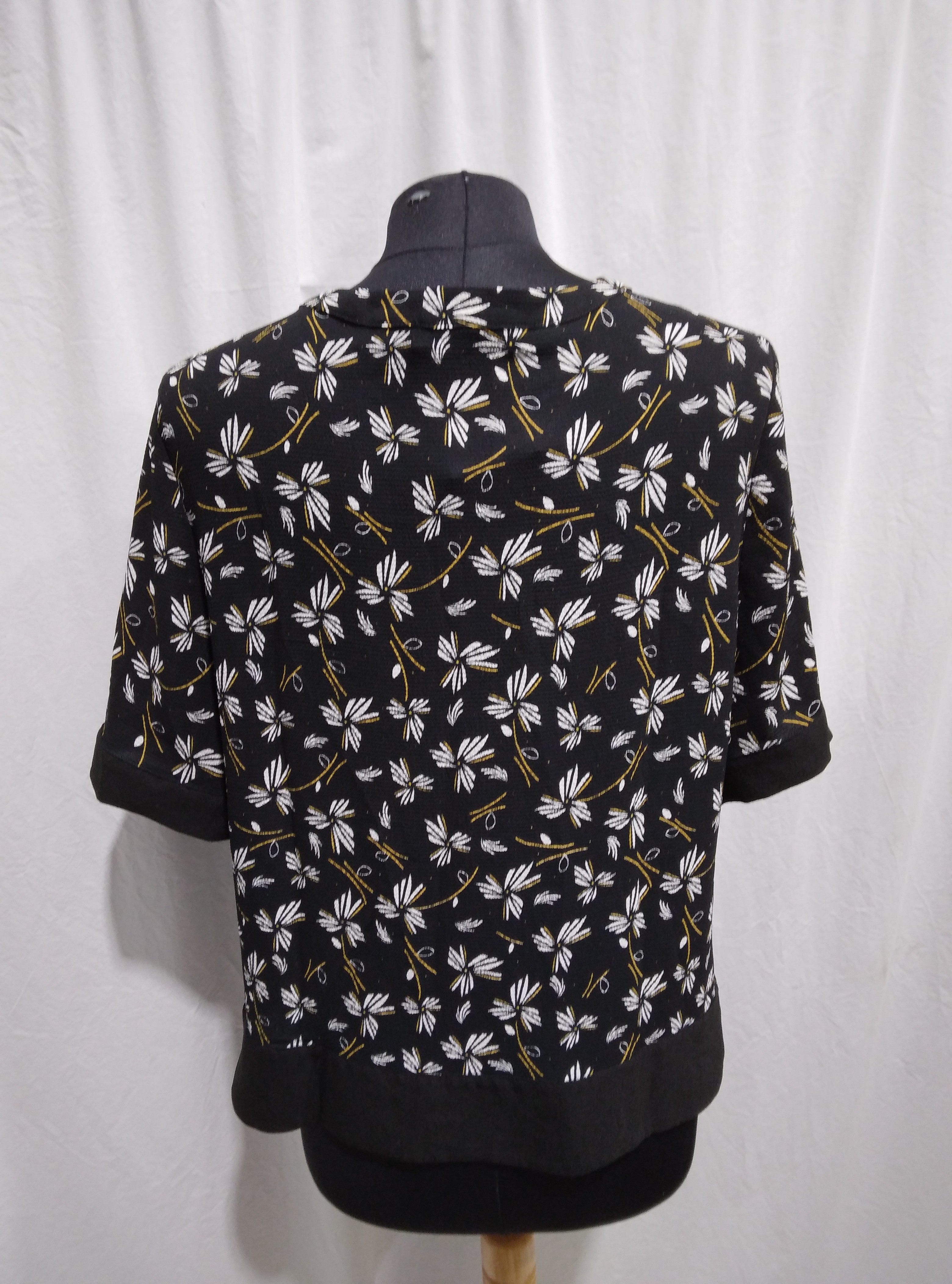 Blouse noire manches courtes, imprimée fleurs blanches, Christine Laure - 4 Comme neuf - Vue 3 - 