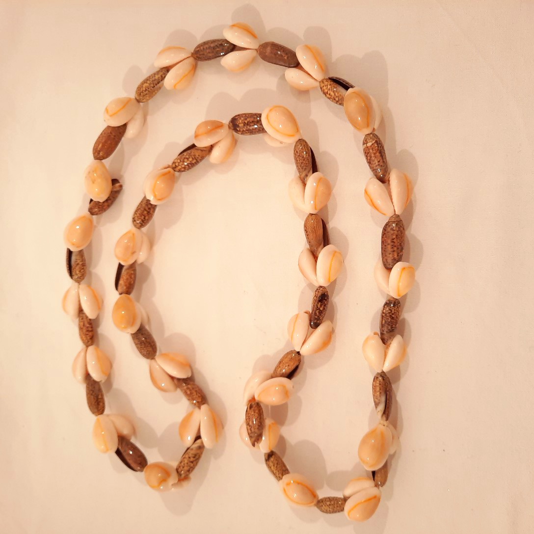 Collier tahitien de coquillages Cauri et cônes Très bon état -  reconditionné disponible sur Label Emmaüs