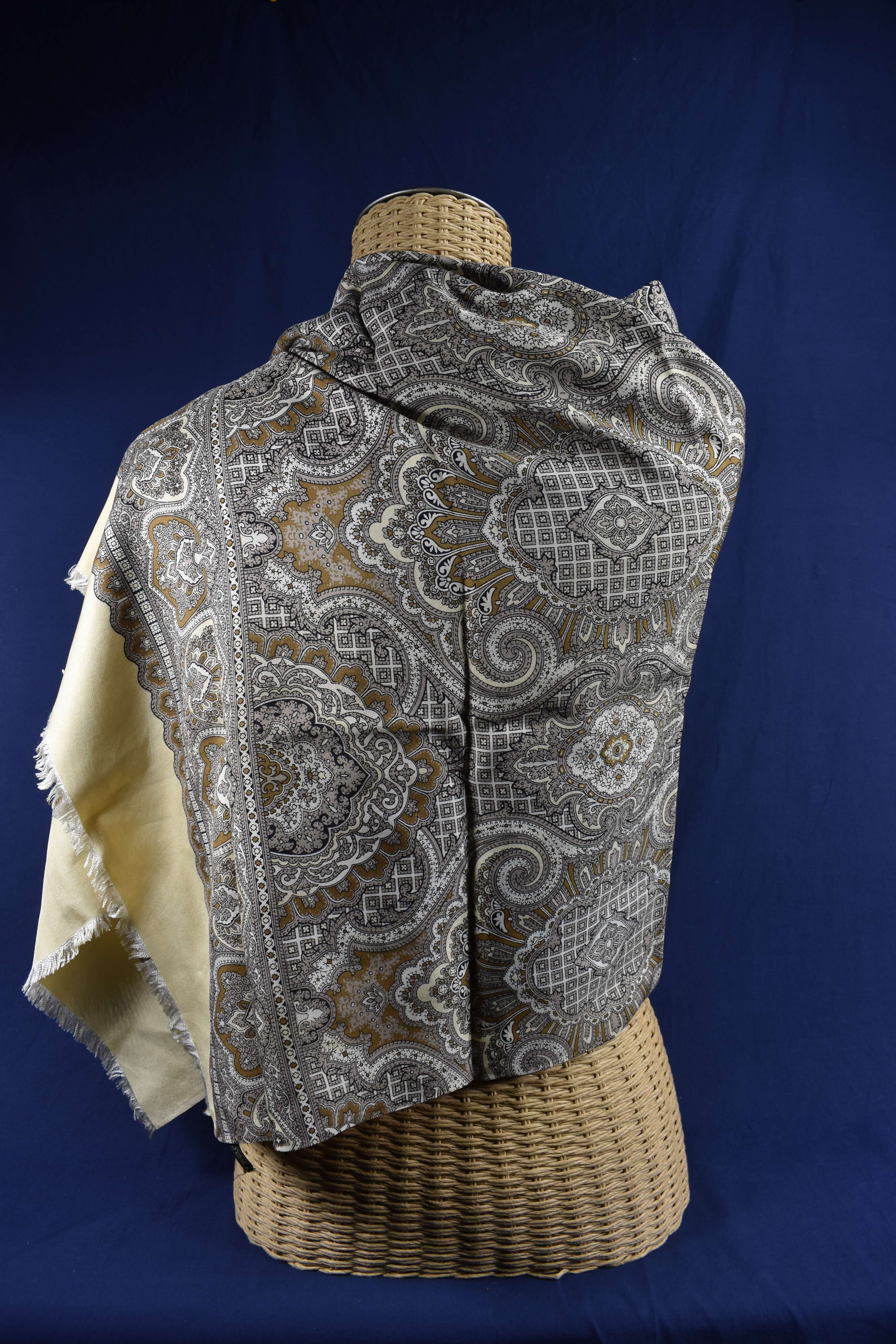 Echarpe en soie tons de beige et marron, longueur 125 et largeur 70 cm.  - Vue 7 - 