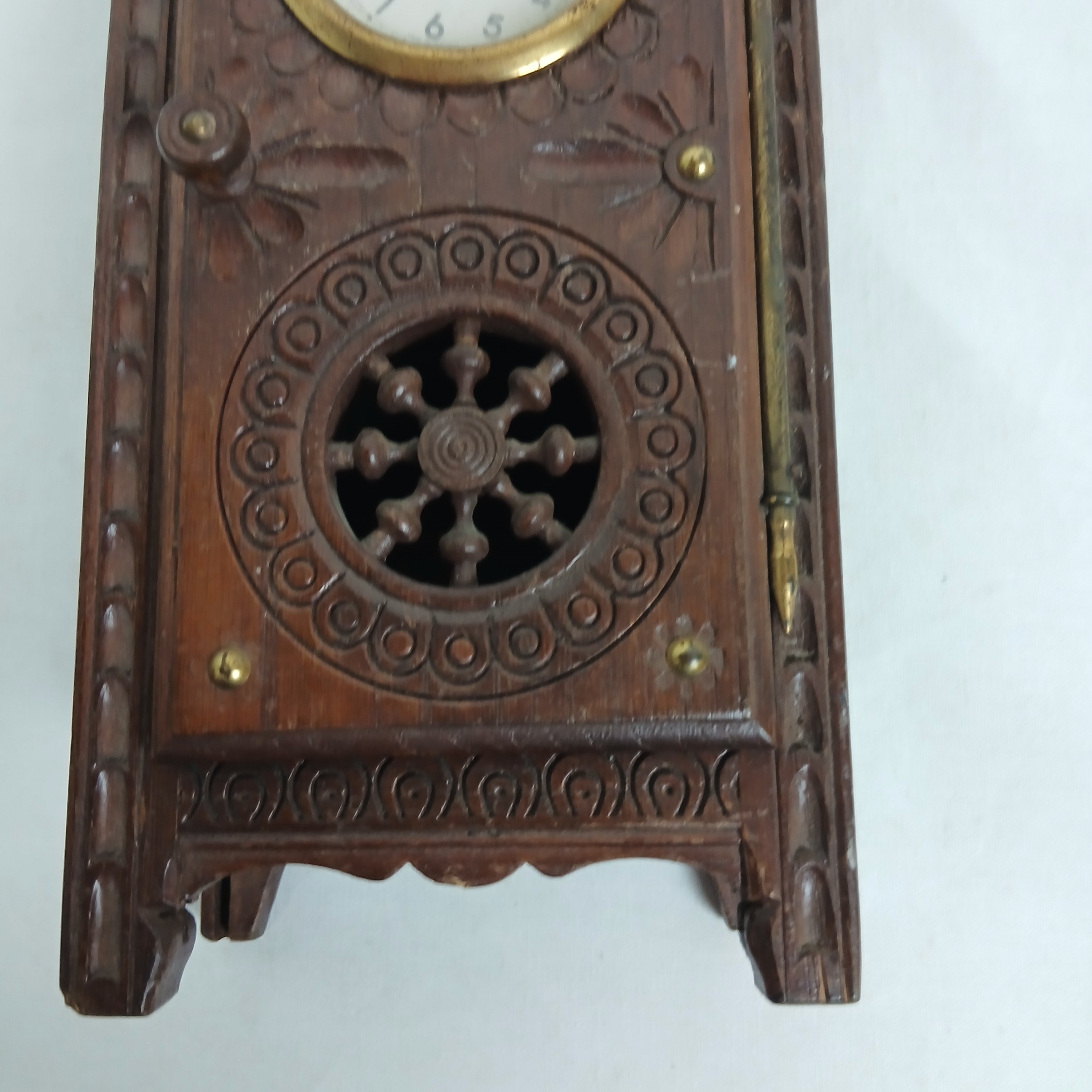 Voir photo 5 de ARMOIRE POUR POUPÉE BRETONNE AVEC HORLOGE MÉCANIQUE VINTAGE ARMOIRE POUR POUPÉE BRETONNE AVEC HORLOGE MÉCANIQUE VINTAGE État correct - Vue 5 -