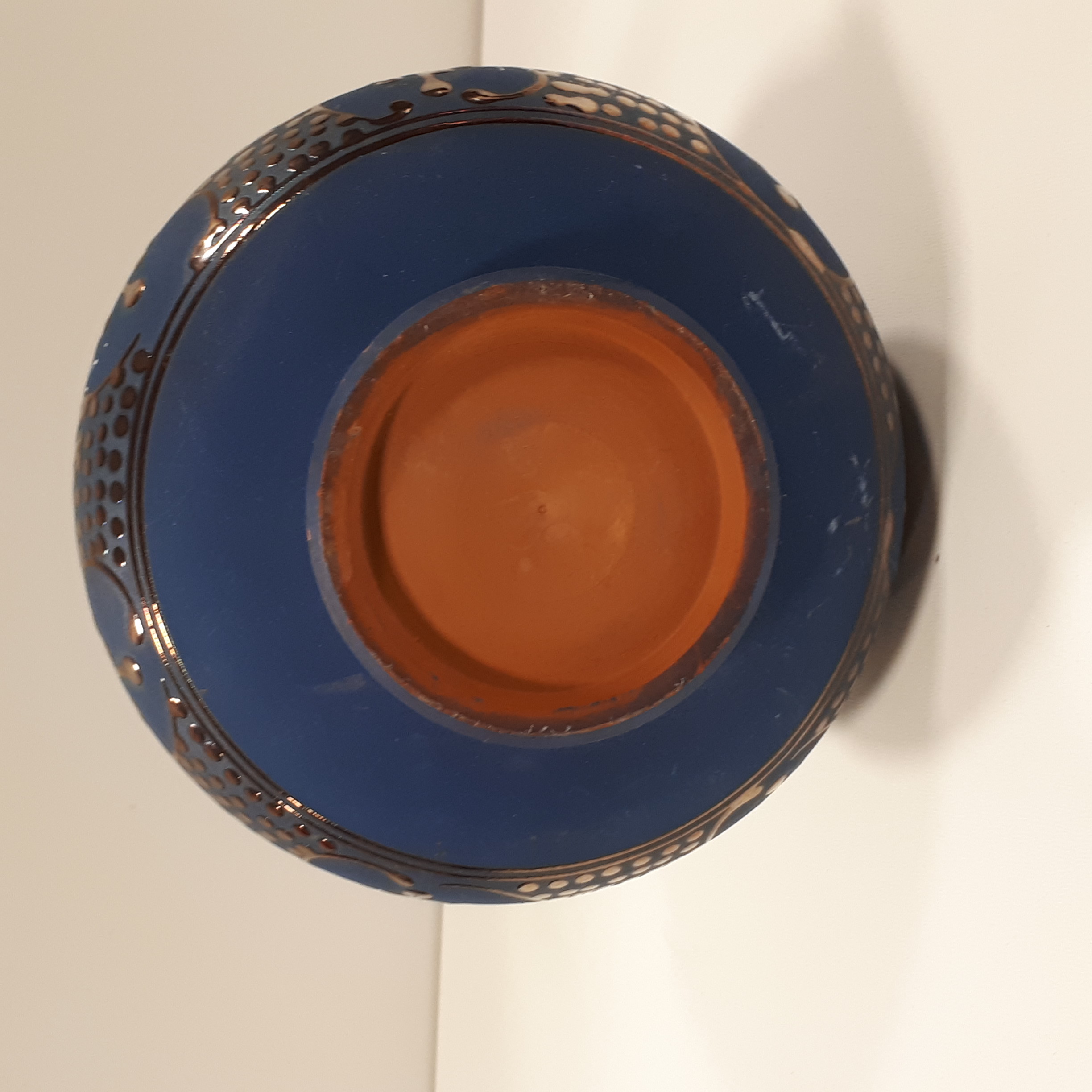 Voir photo 2 de Vase en poterie céramiquée, à motifs dorés orientaux Vase en poterie céramiquée, à motifs dorés orientaux Bon état - Vue 2 -