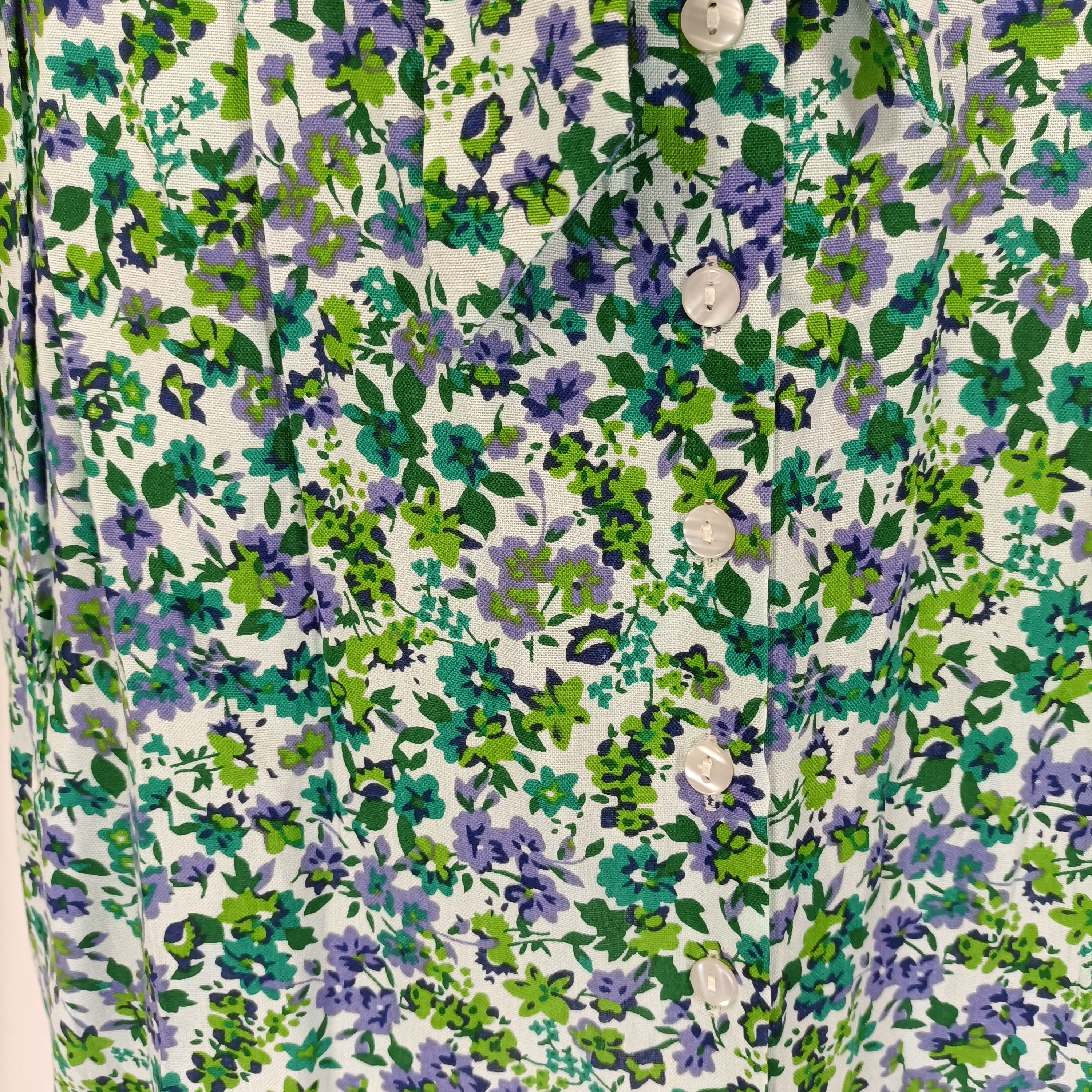 Robe fleurie verte bleu boutonnée manches courtes taille ajustée Comme neuf - Vue 21 - 