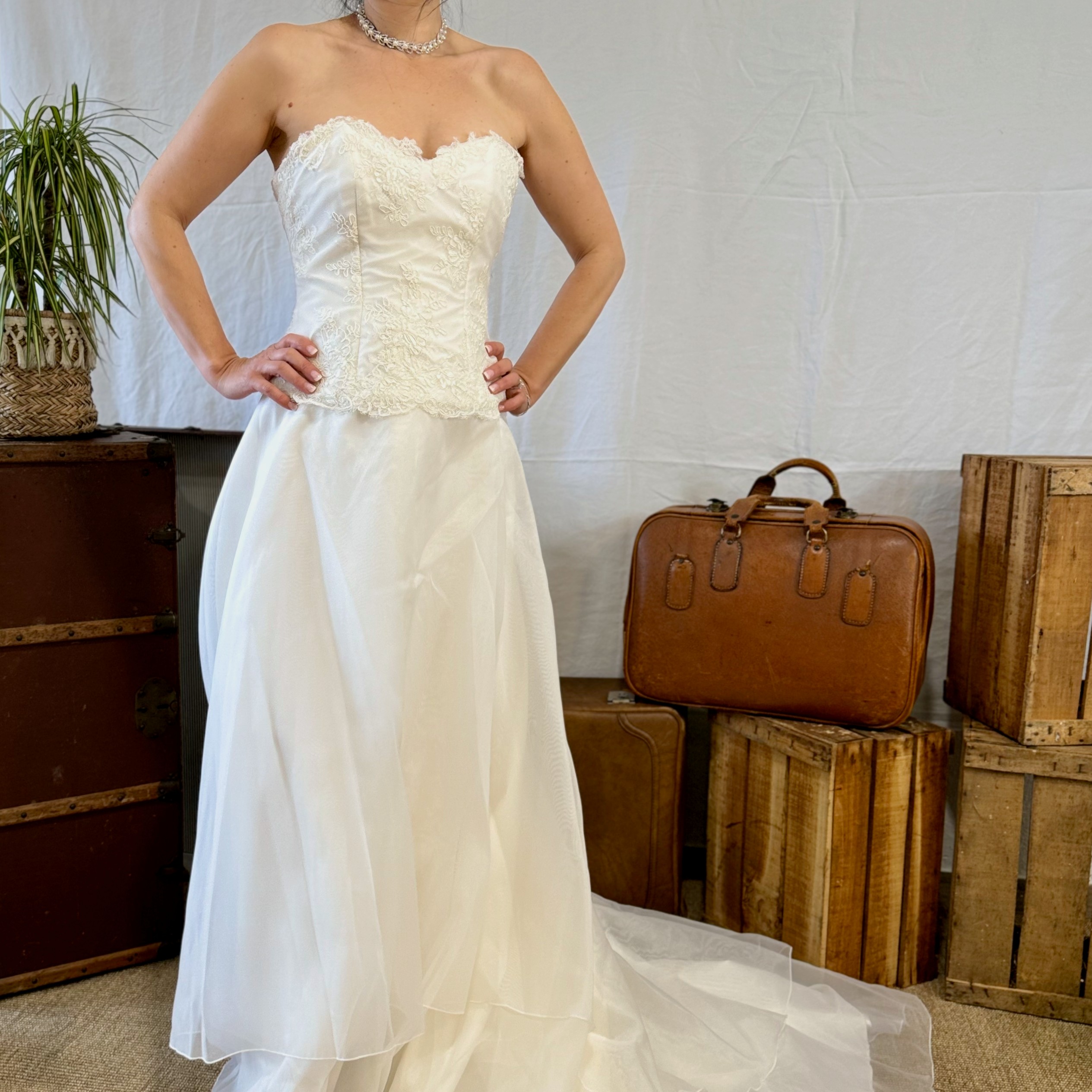 Voir photo 4 de Robe de mariée - Créations Bochet style classique Robe de mariée - Créations Bochet style classique Très bon état - Vue 4 -
