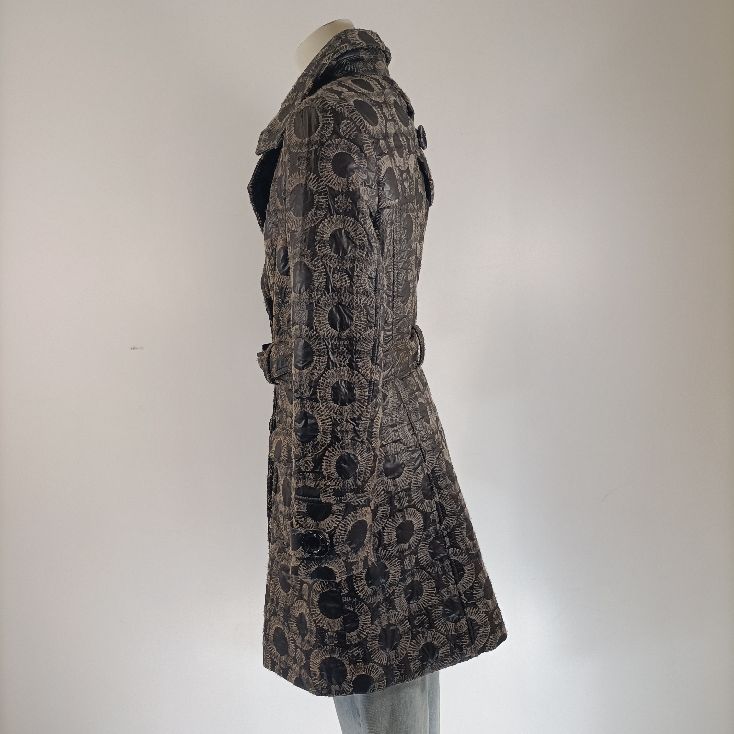 Voir photo 5 de Manteau long femme L Yoor Mino noir gris imprimé graphique ceinturé chaud élégance hiver Manteau long femme L Yoor Mino noir gris imprimé graphique ceinturé chaud élégance hiver Très bon état - Vue 5 -