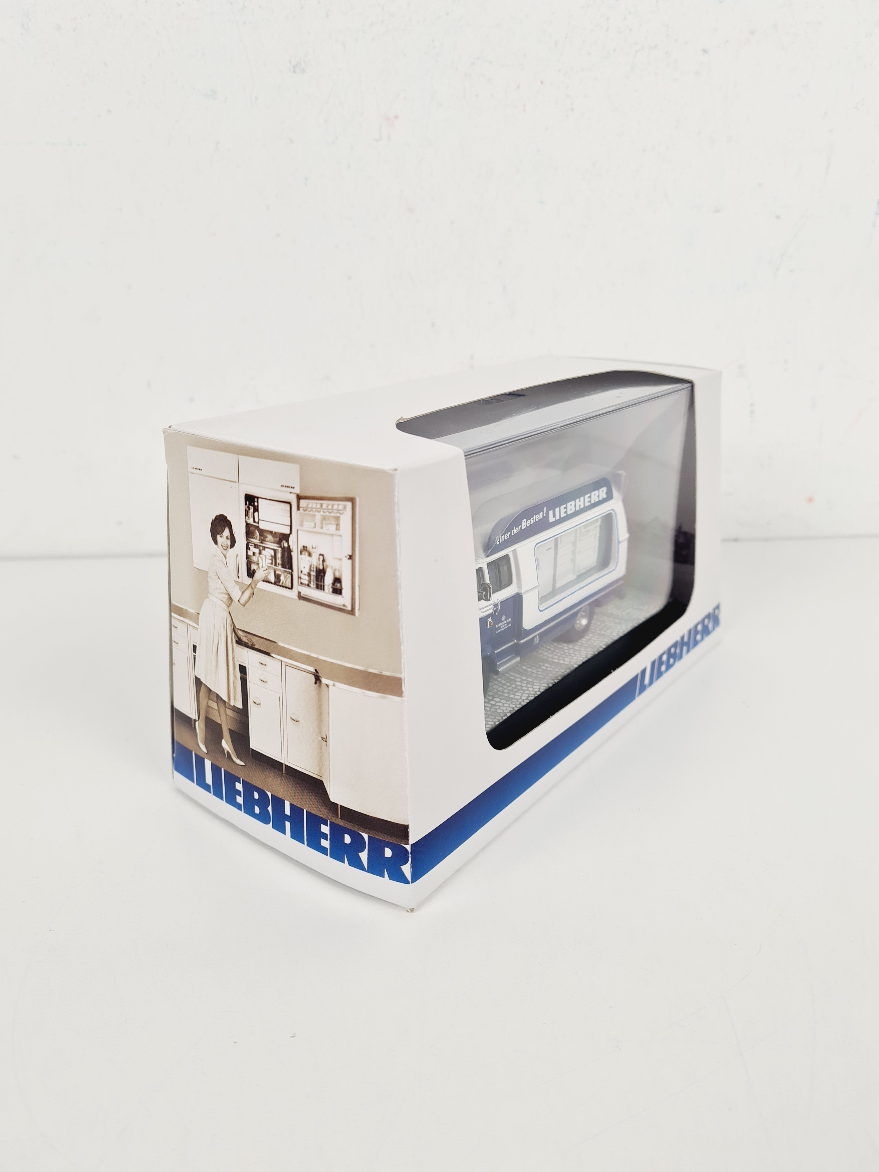 Voiture à collectionner - Mercedes L319 1/43 - L319 Publicité Liebherr - NZG-Modelle GmbH / Premium ClassiXXS - Comme neuf - Photo 7