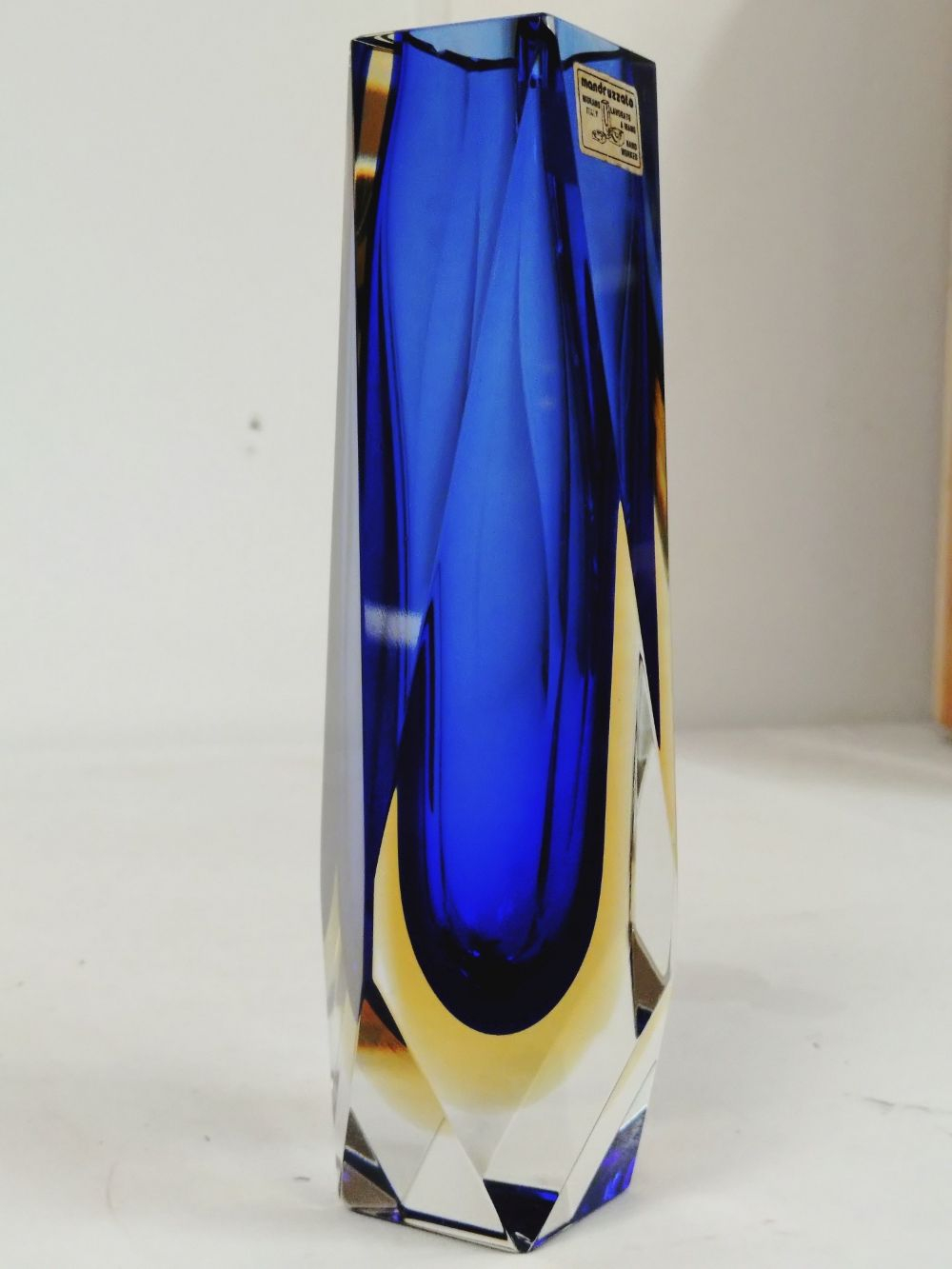 Vase en verre Murano sommerso facetté bleu Klein et ambre-1970, fait main. - Photo 9