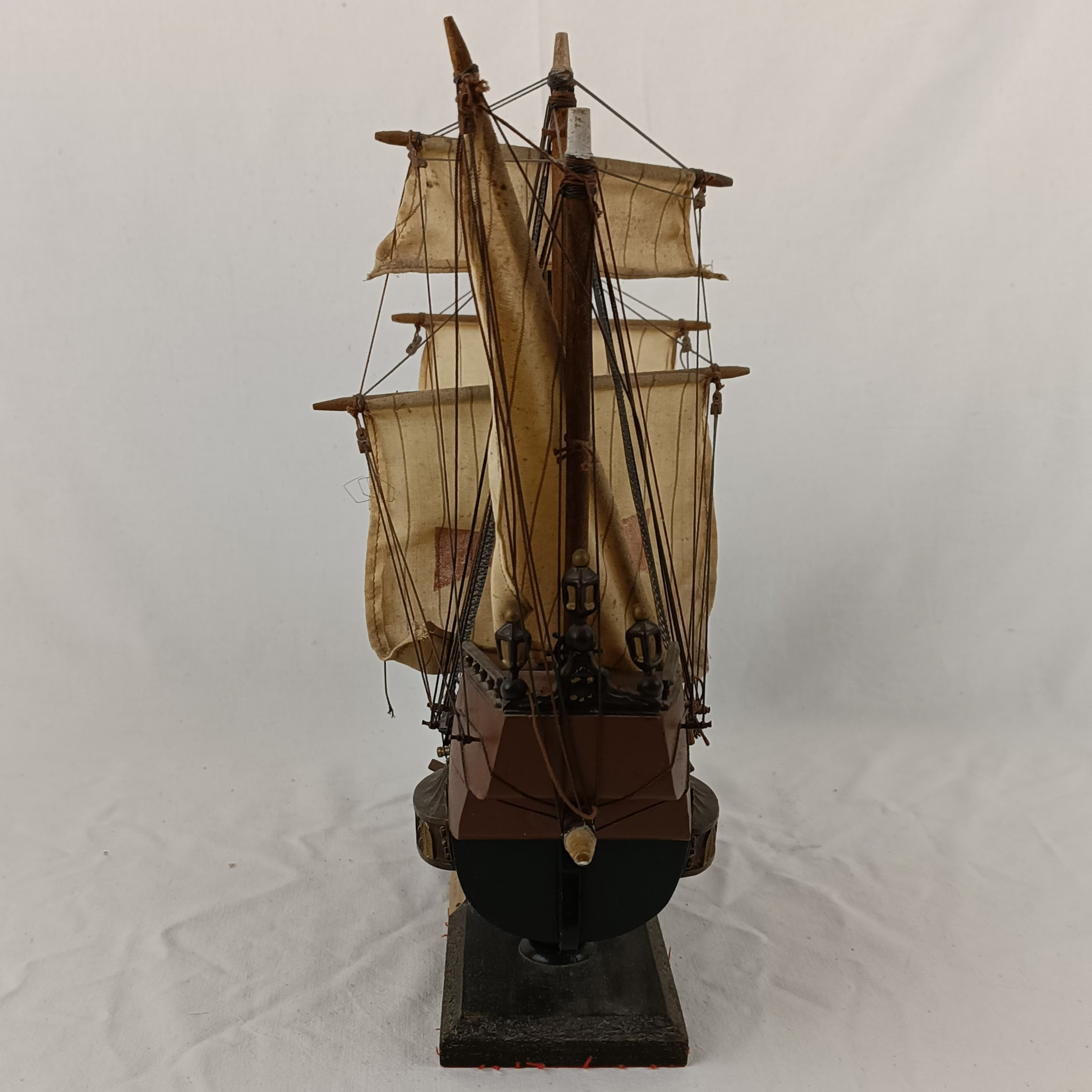 Maquette de bateau en bois, Caravelle espagnole du 15ème siècle, fabriquée en Espagne État correct - Vue 4 - 