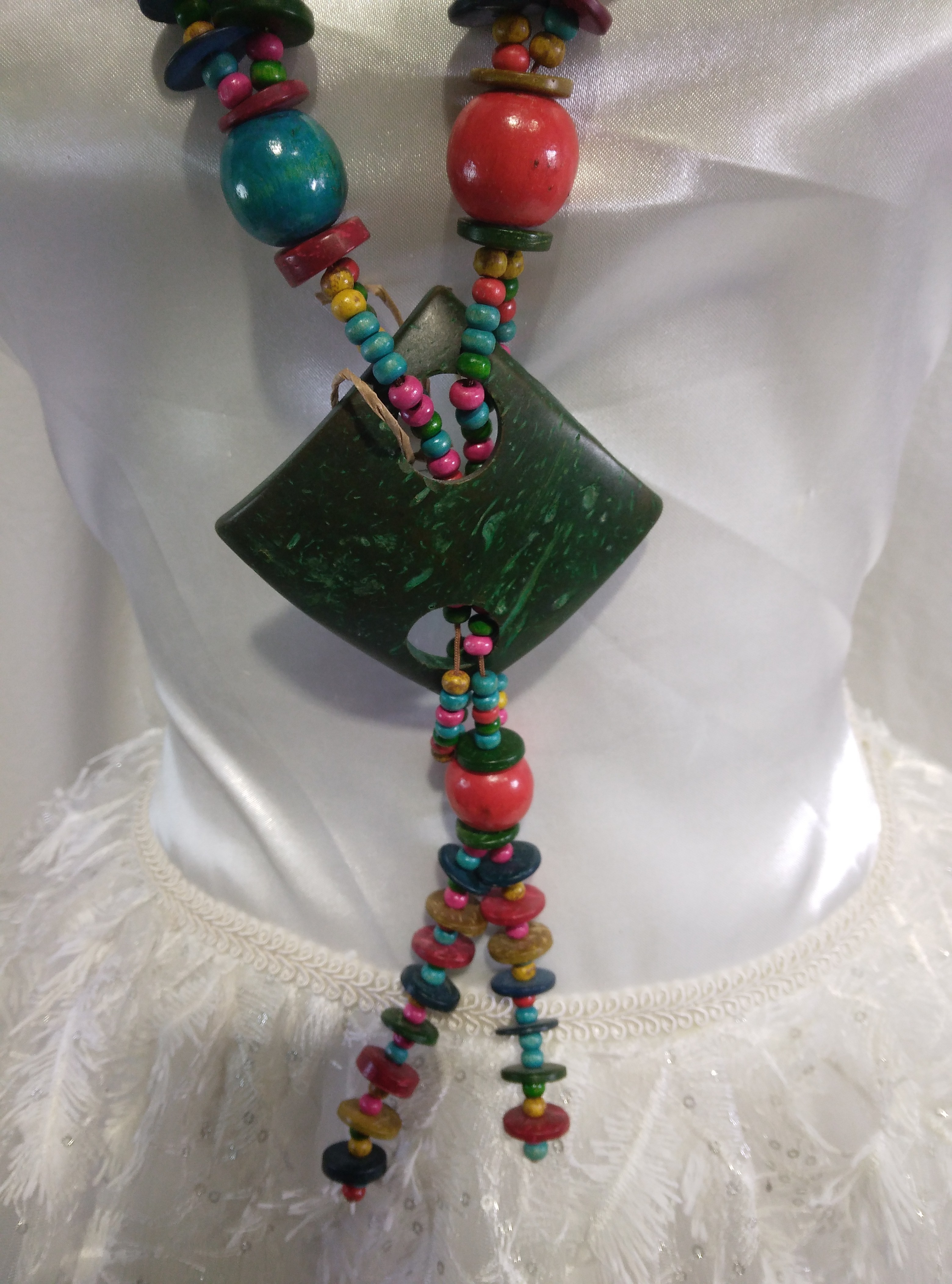 Colliers de perles en bois multicolores Très bon état - Vue 7 - 