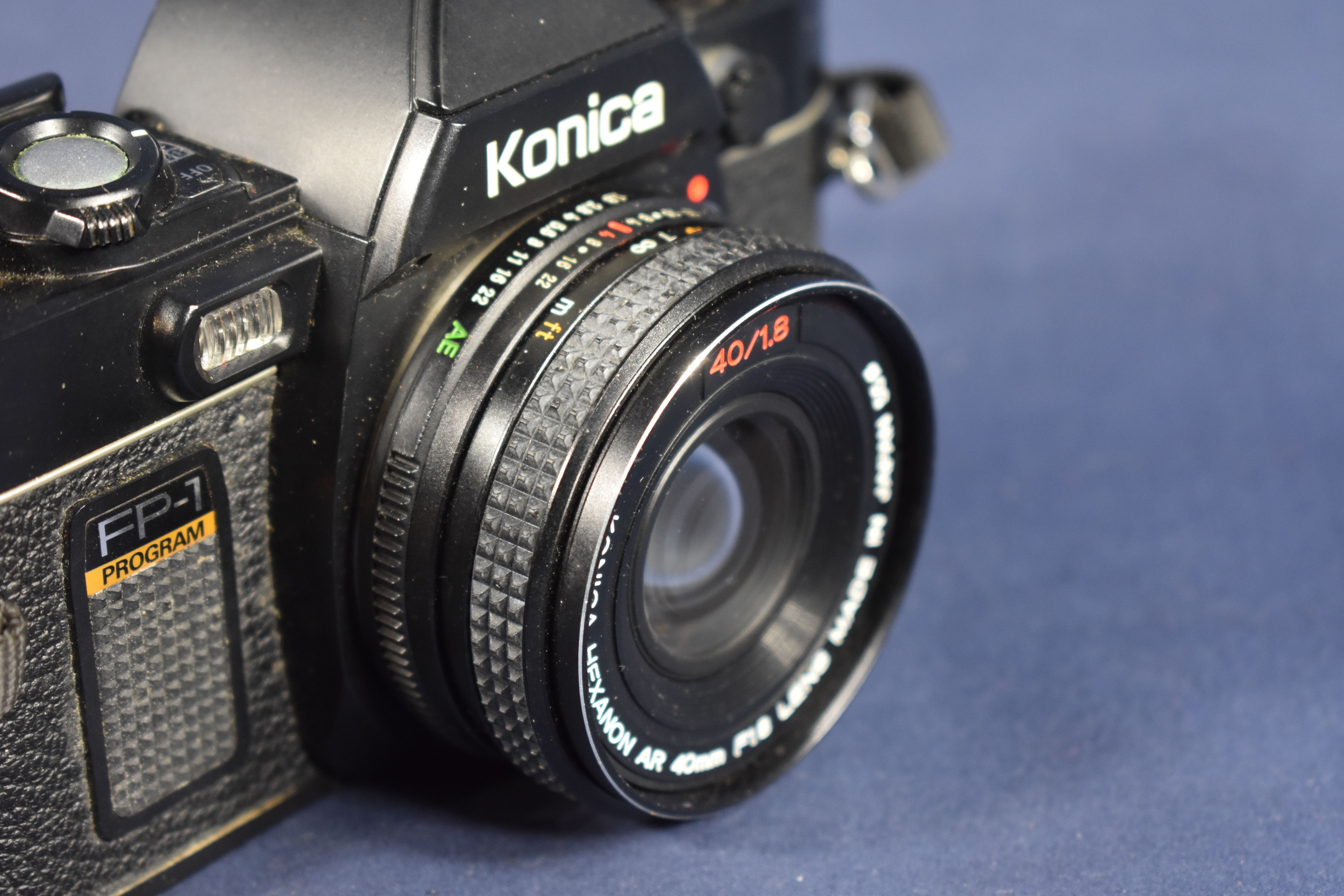 Appareil photos argentiques KONICA FP-1, dans son étui d'origine, muni de sa clé + objectif KONICA 135/F3.5 complet de ses notices + flash SUNPAK auto 20 SR. Bon état - Vue 2 - 